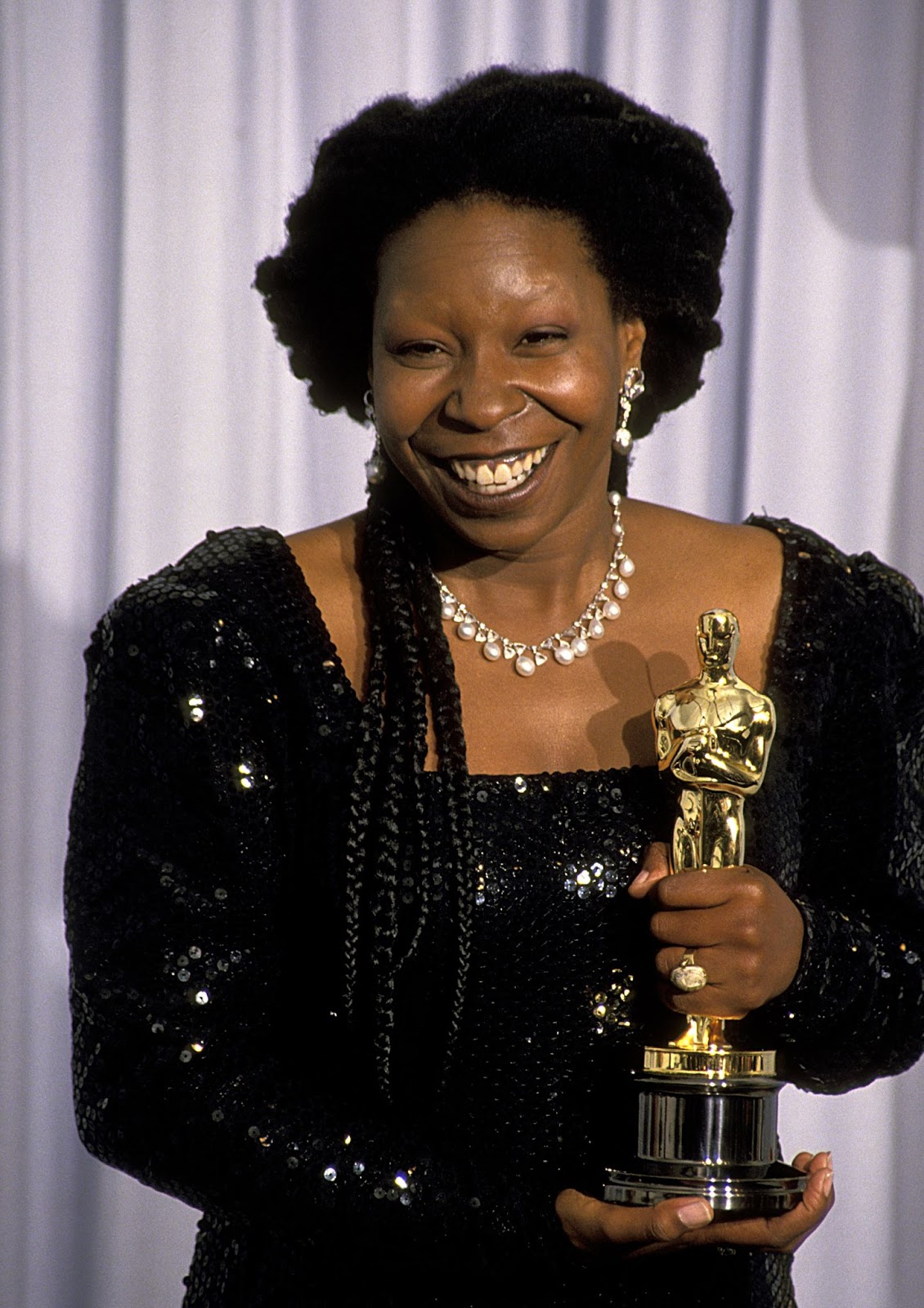 Whoopi Goldberg avec son Oscar de la meilleure actrice dans un second rôle lors de la 63e cérémonie annuelle des Oscars à Los Angeles, Californie, le 25 mars 1991. | Source : Getty Images