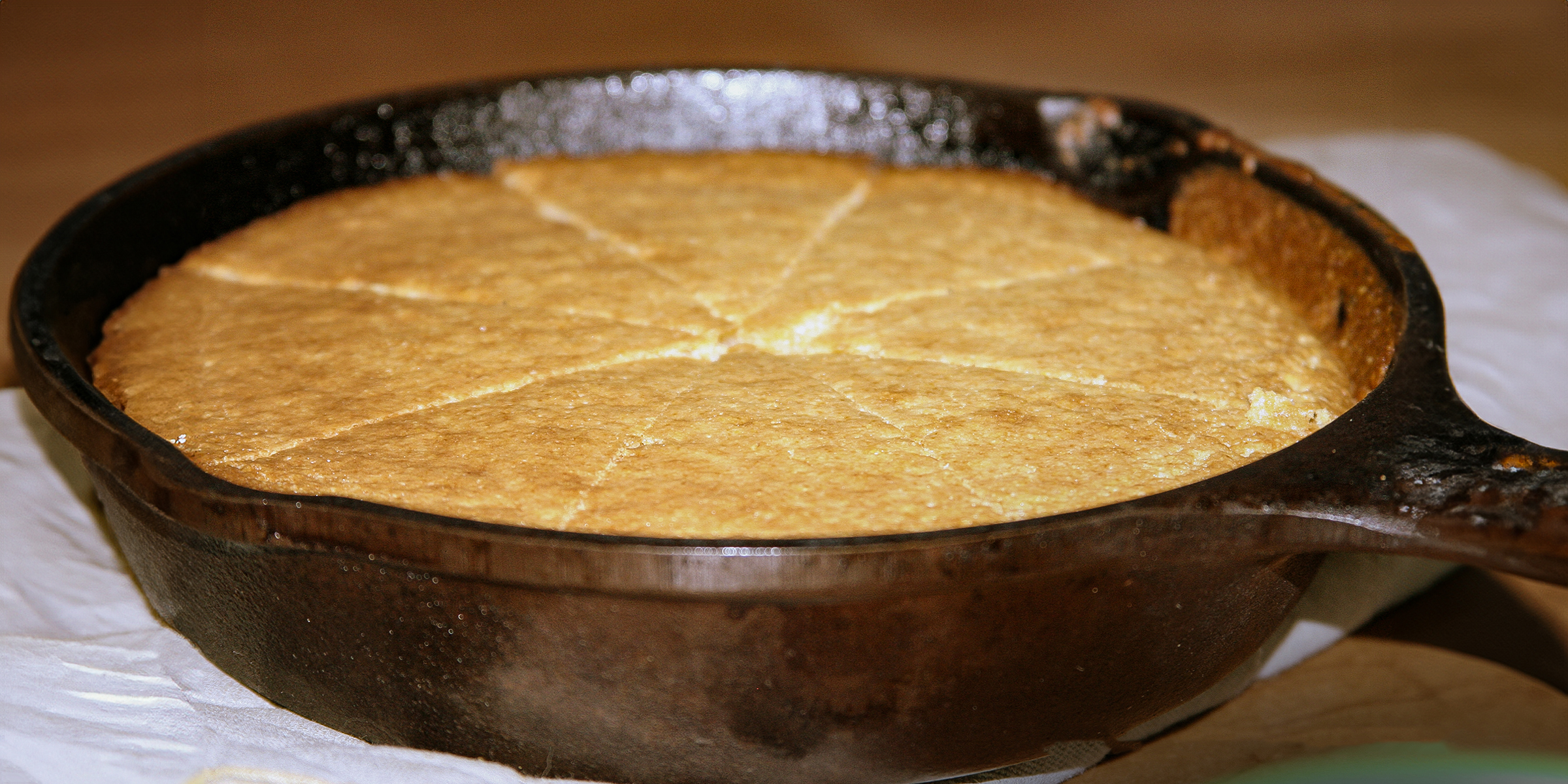 Une casserole avec du pain de maïs | Source : Flickr