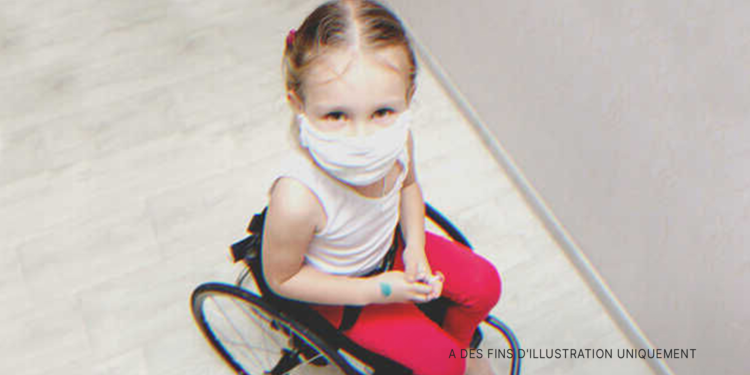Une petite fille en fauteuil roulant | Source : Shutterstock