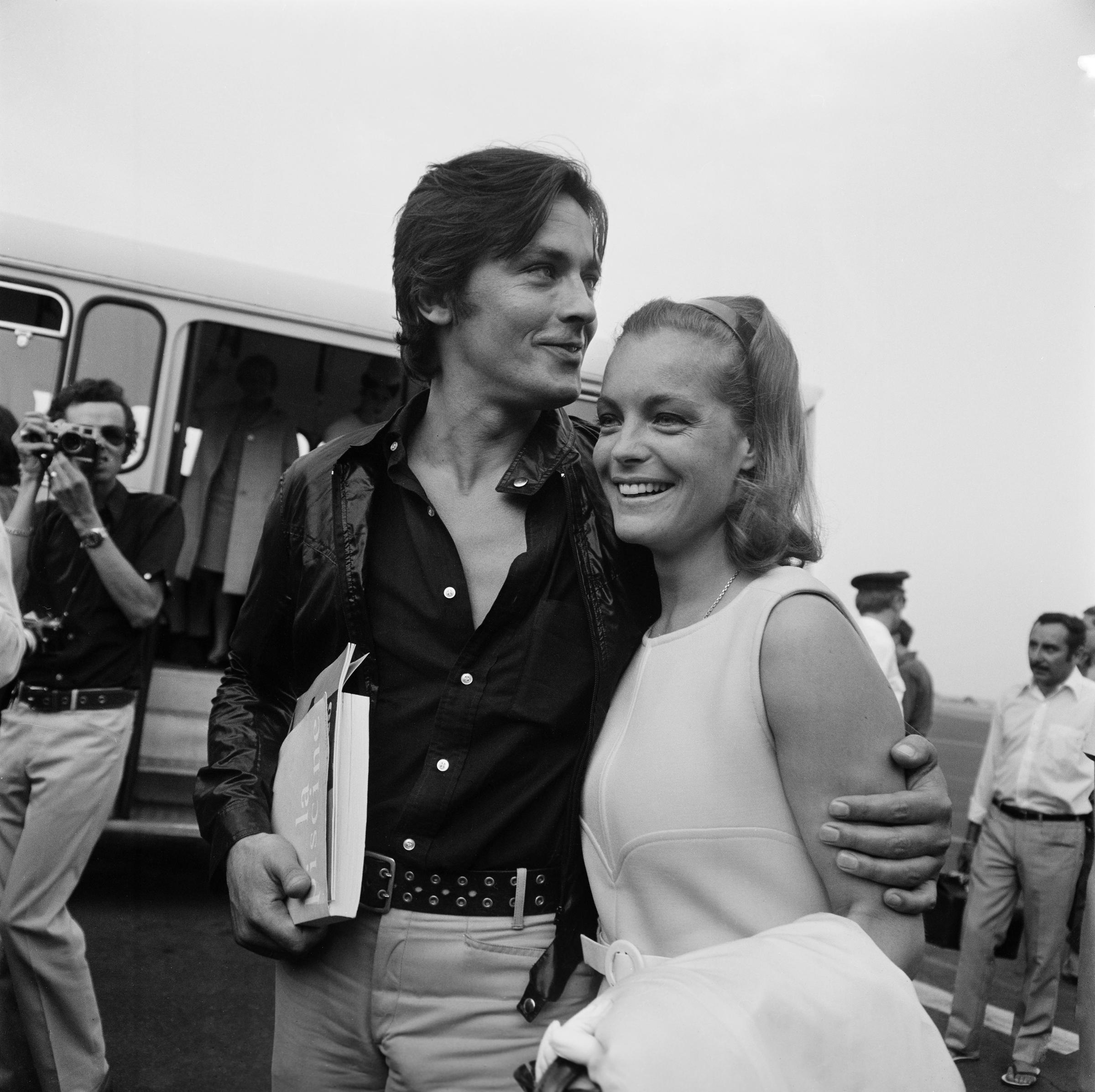 Alain Delon et Romy Schneider à leur arrivée à l'aéroport de Nice en septembre 1968, France.