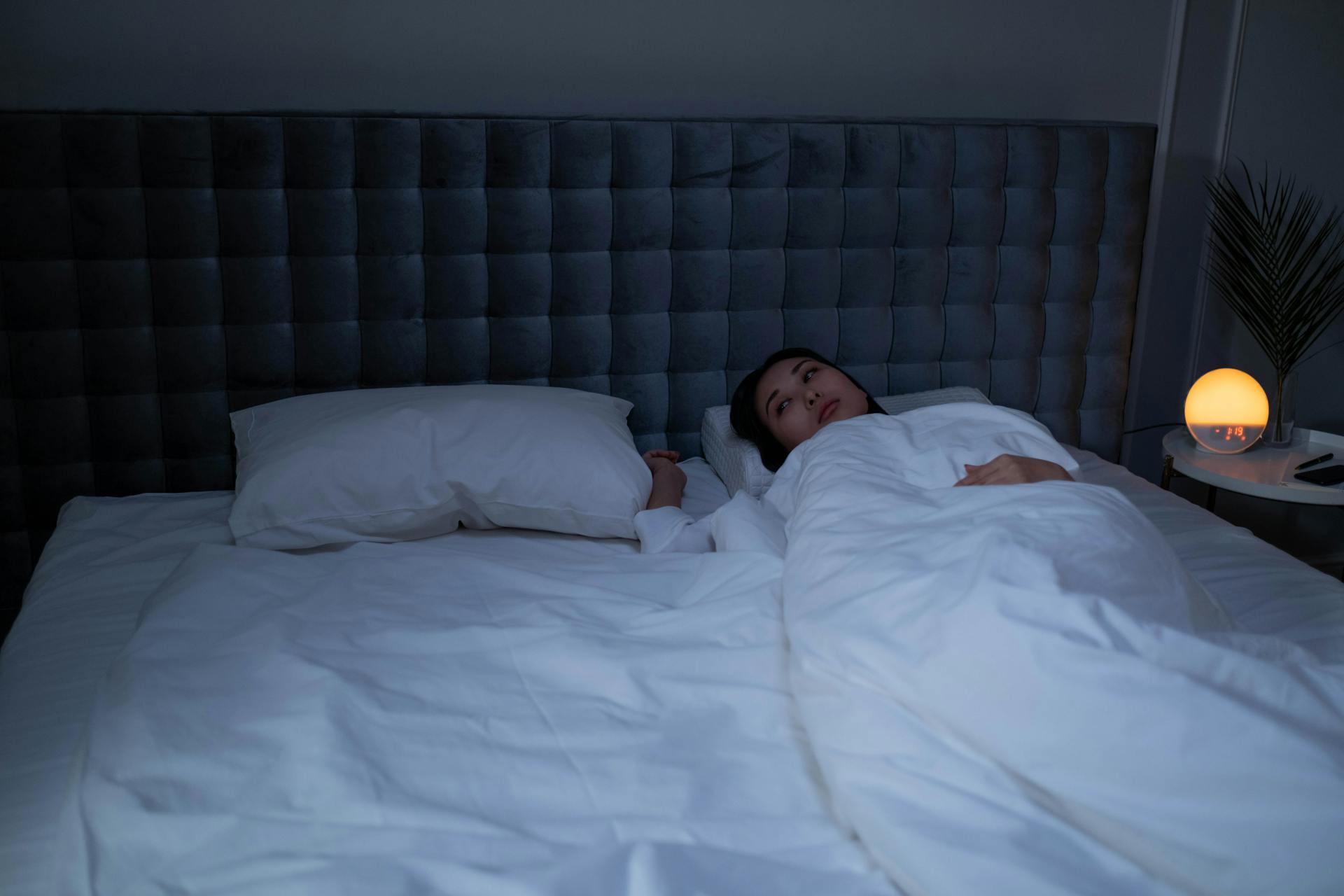 Une femme allongée éveillée dans son lit | Source : Pexels