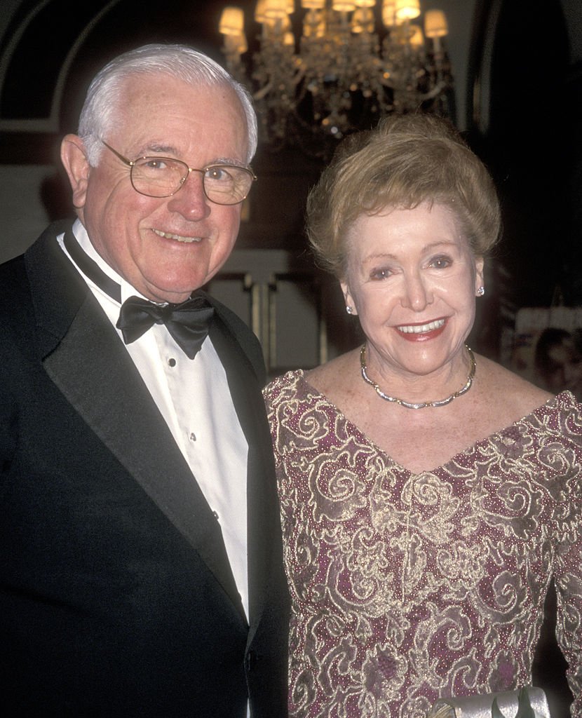 Mary Higgins Clark et son mari John J.Cheheey assistent à "Un hommage à l'esprit des Irlandais en Amérique'' - le bal du 15e anniversaire du magazine Irish America le 7 décembre 2000 à l'hôtel Plaza à New York. | Photo : Getty Images