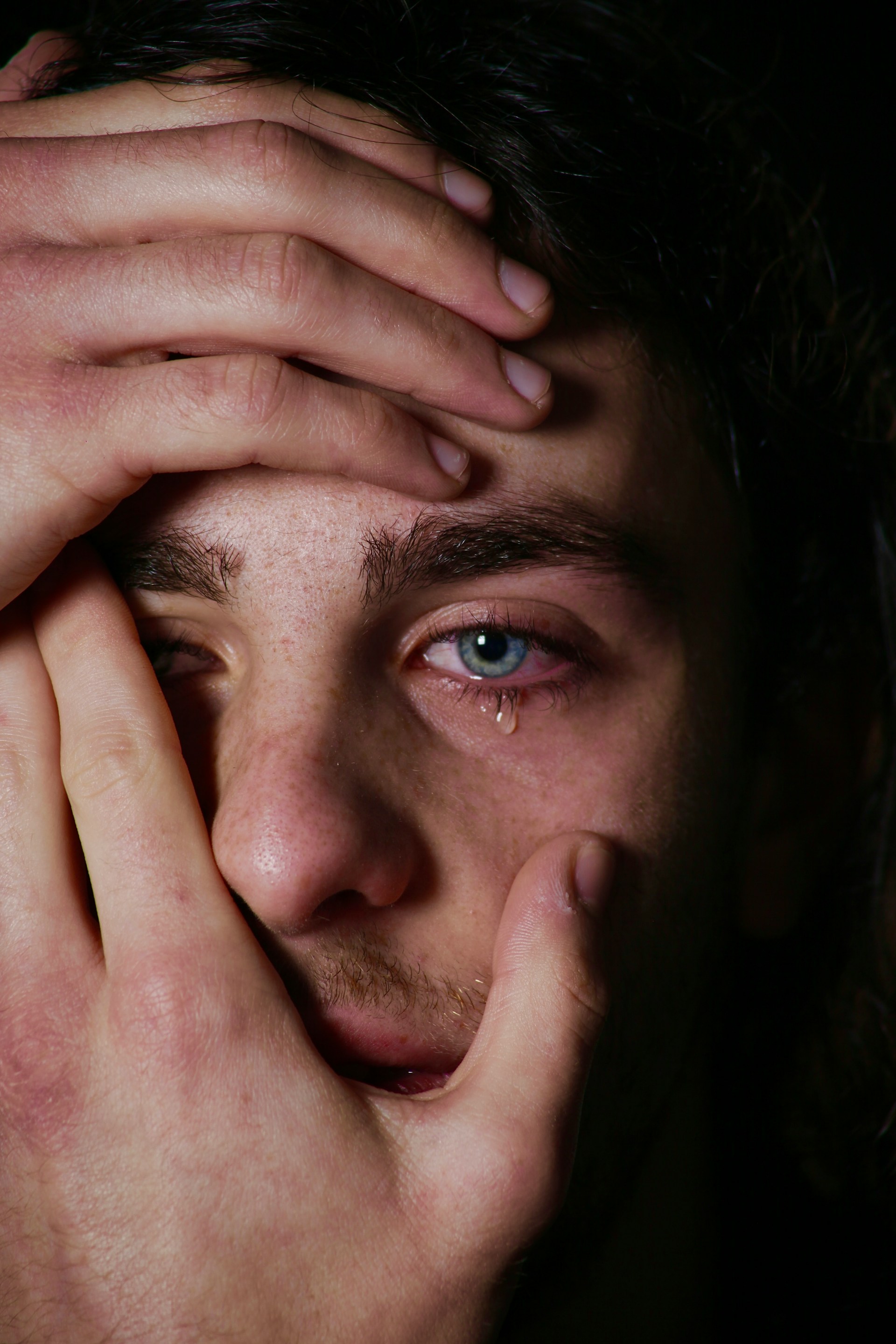Un jeune homme qui pleure | Source : Unsplash