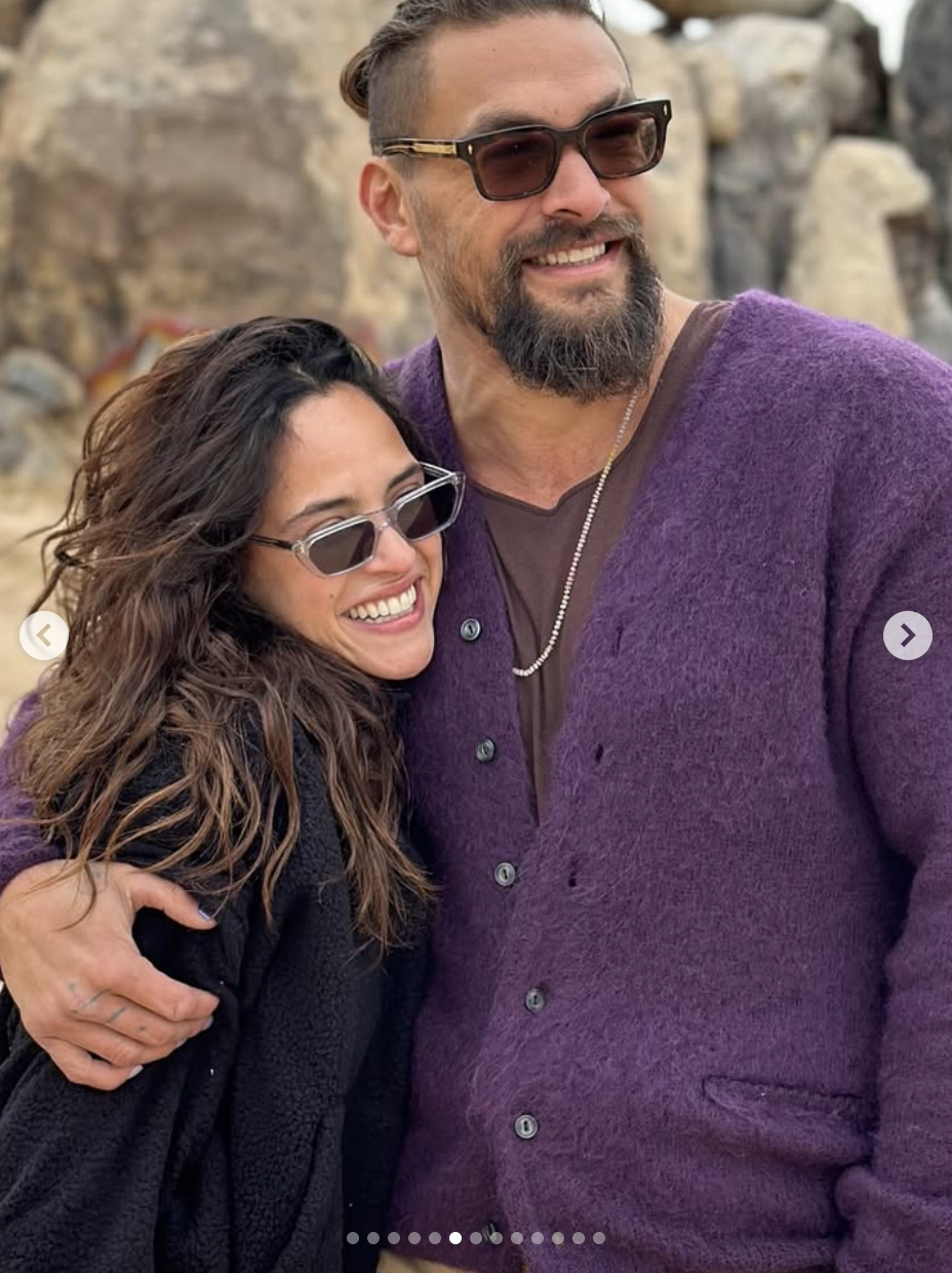 Adria Arjona et Jason Momoa partagent un câlin, comme on peut le voir sur une photo datée du 1er août 2025 | Source : Instagram/adriaarjona