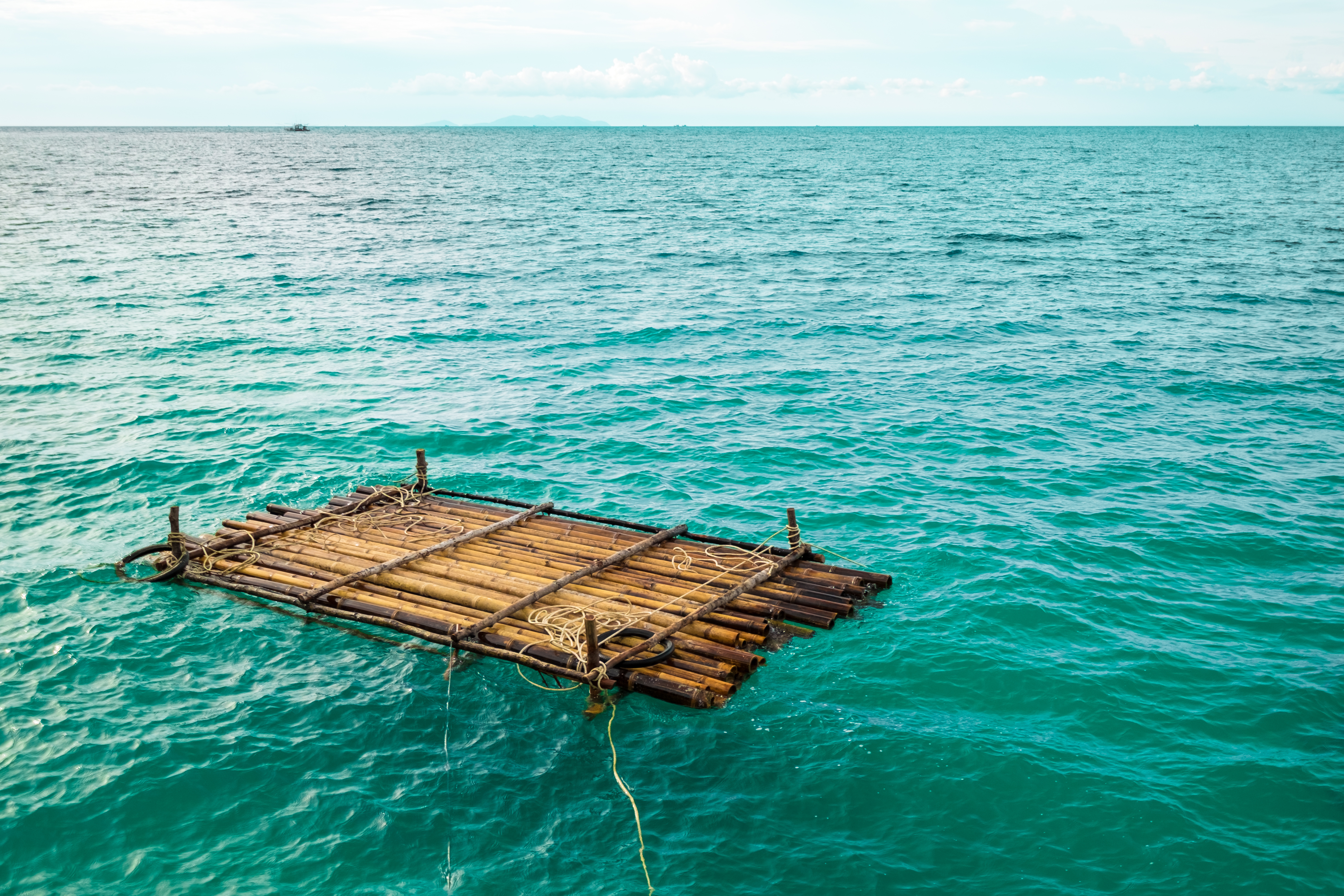 Balsa de madera flotando en el agua. | Fuente: Shutterstock