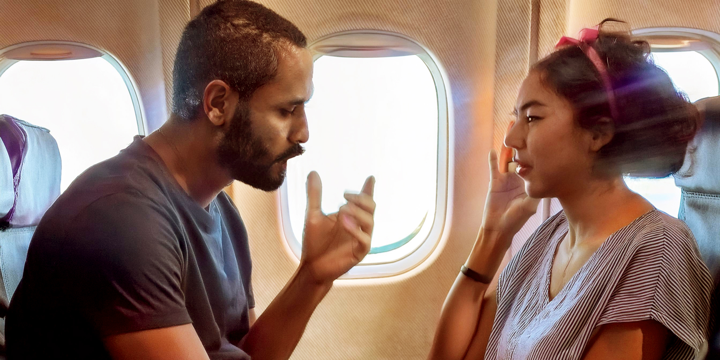 Un homme et une femme se disputant dans un avion | Source : Amomama