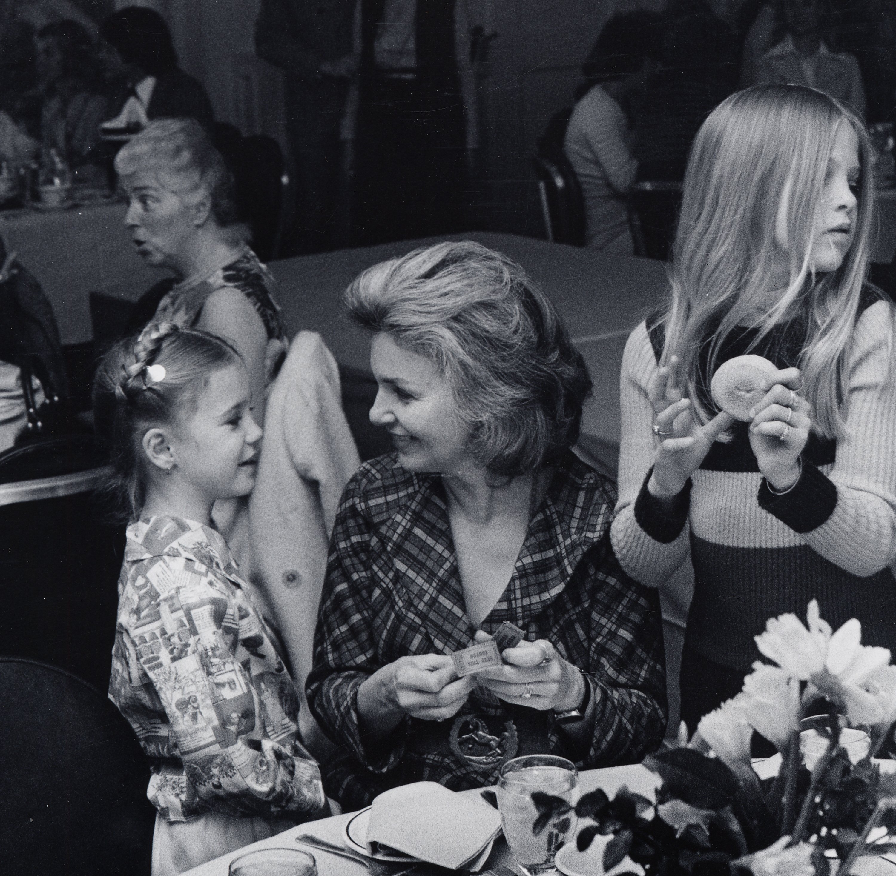 Clea Newman, Joanne Woodward et Nell Newman lors du déjeuner de la Ballet Society le 30 mars 1973 à Bel Air, Californie | Source : Getty Images