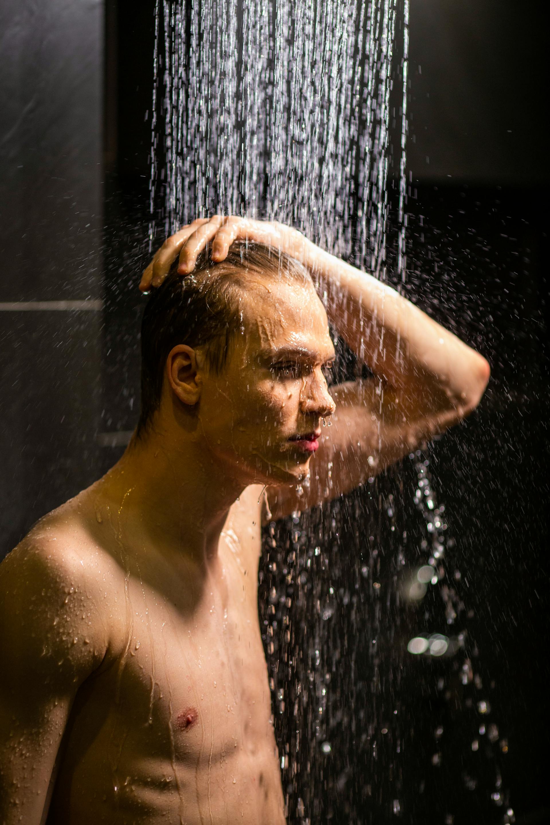 Un homme prenant une douche | Source : Pexels