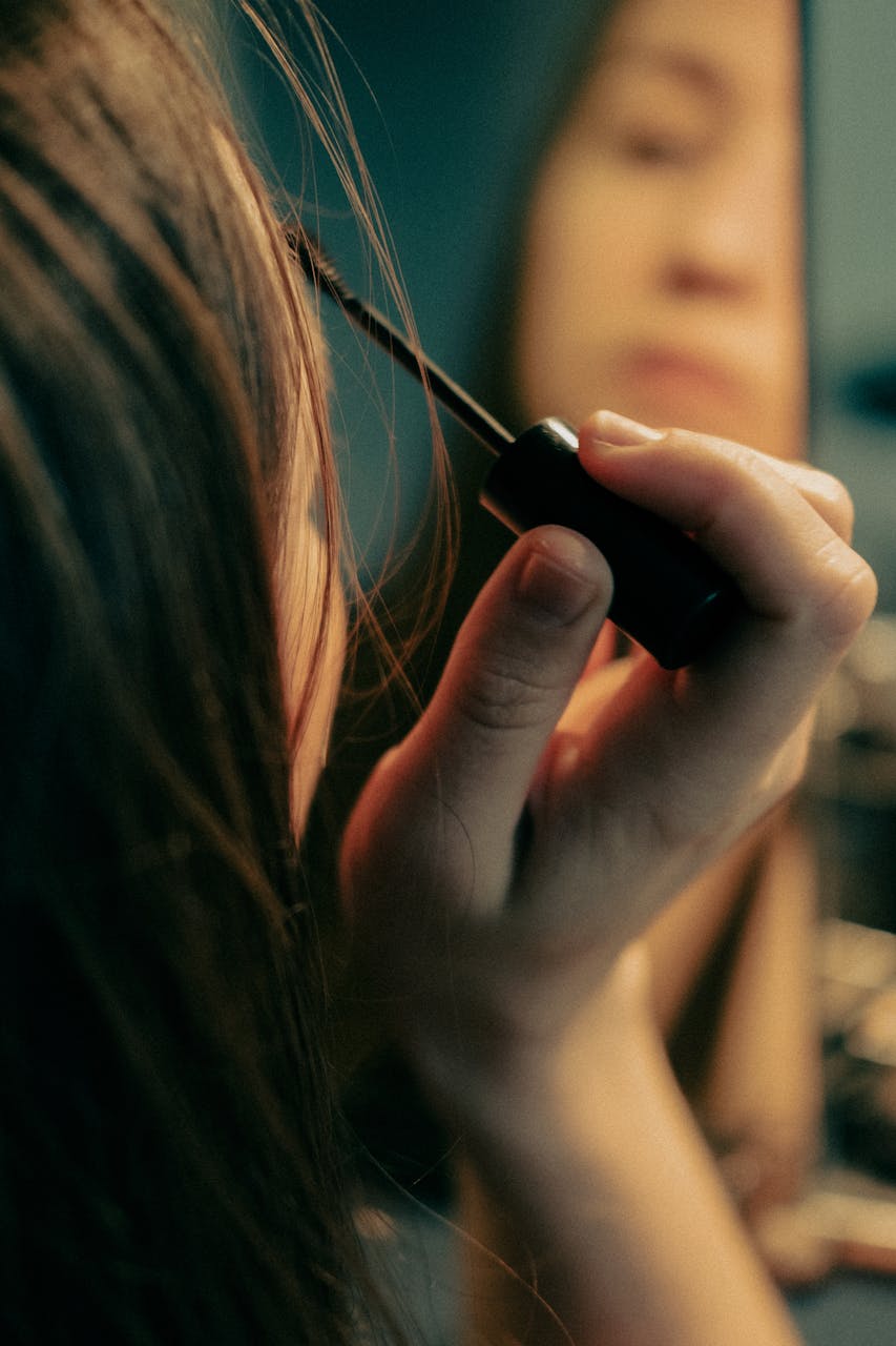 Une femme qui applique son mascara | Source : Pexels