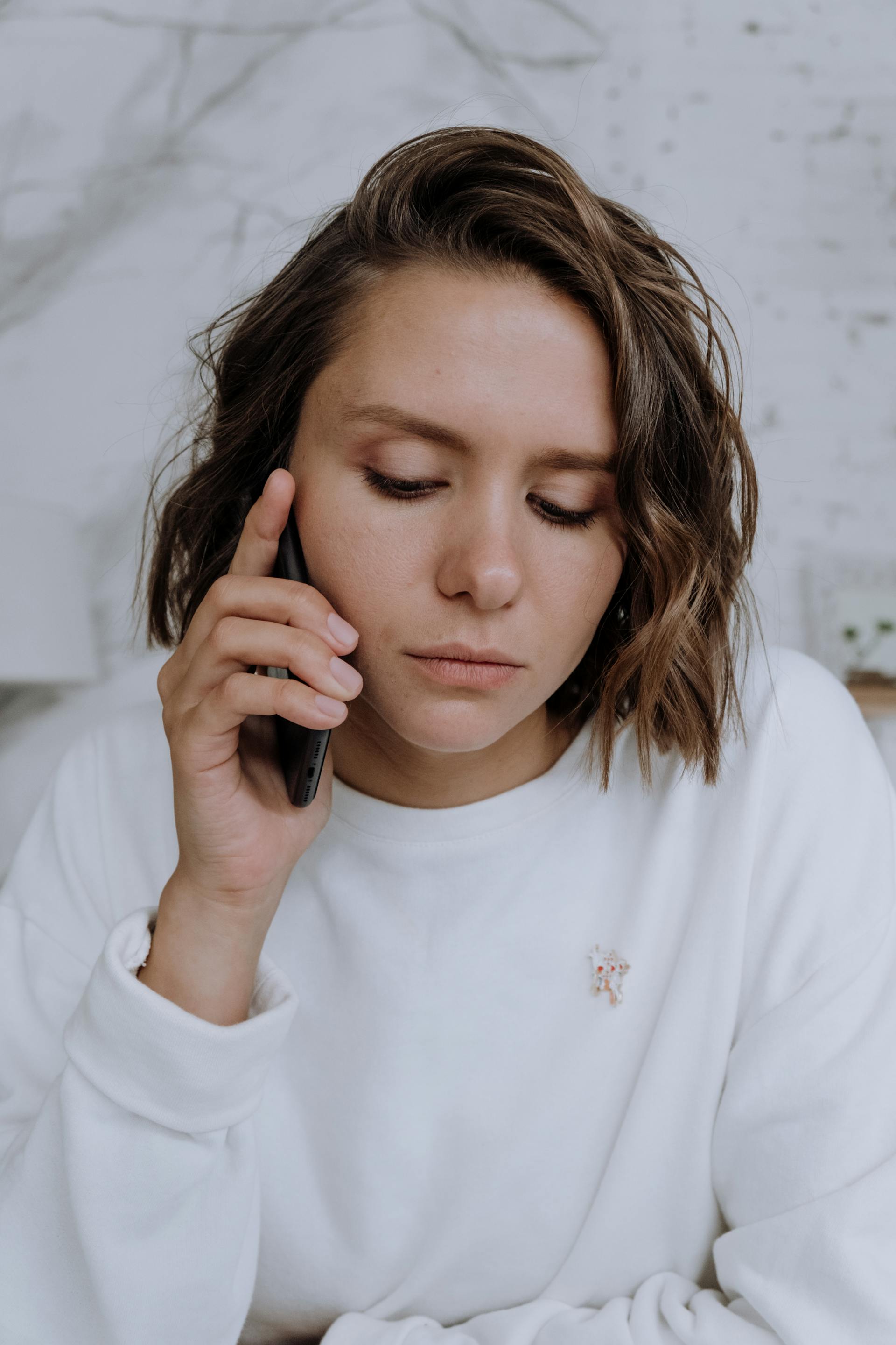 Une femme qui parle dans son téléphone portable | Source : Pexels