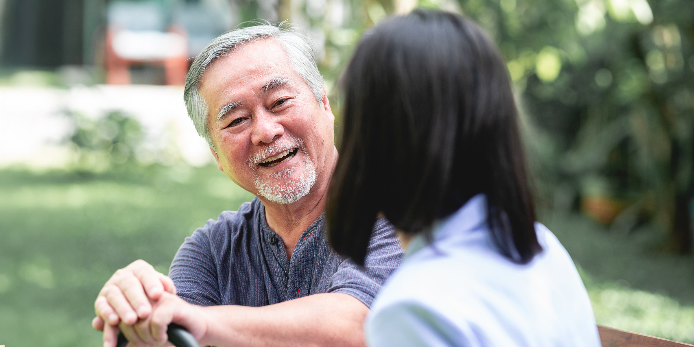 Un homme plus âgé qui parle à une jeune femme | Source : Shutterstock