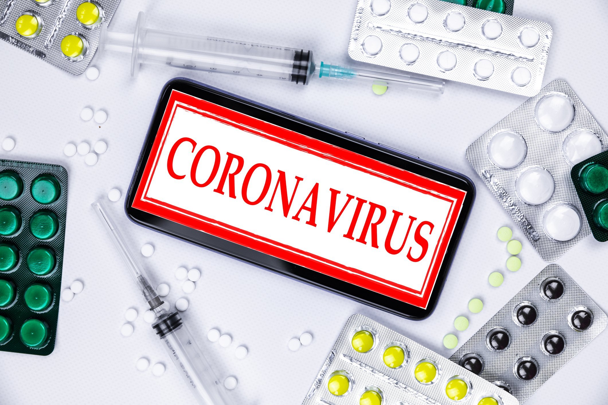 Smartphone avec logo avec pilules et vaccin. Nouveau coronavirus 2019-nCoV | Source : Getty Images