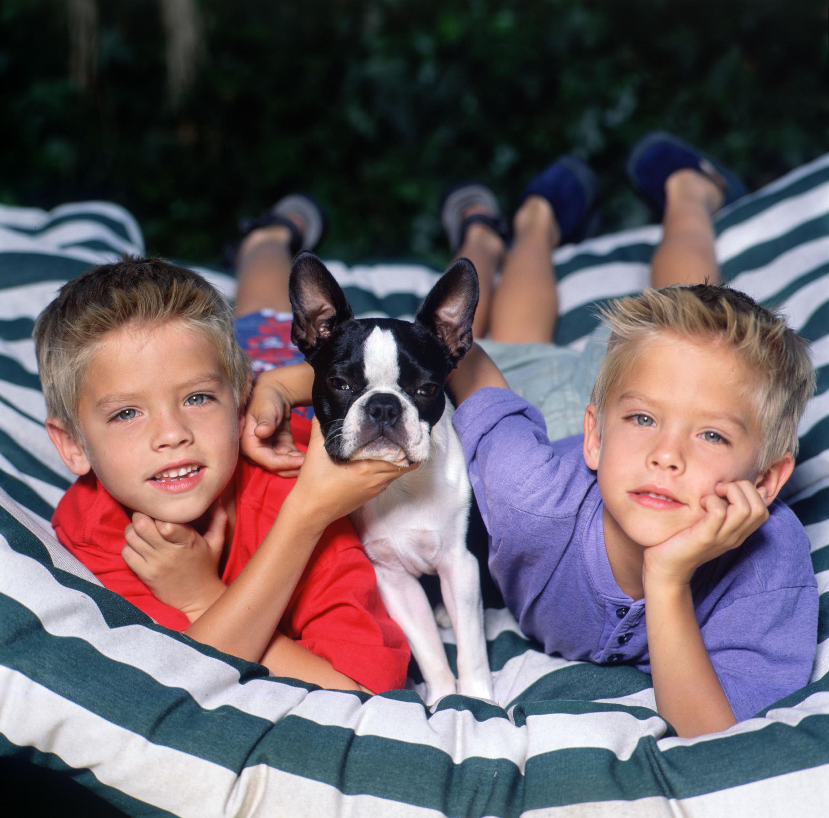 Cole et Dylan Sprouse posant pour un portrait, vers 2000. | Source : Getty Images