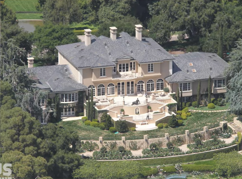 Vue extérieure de la méga-maison d'Oprah Winfrey à Montecito, Californie | Source : YouTube@FamousEntertainment