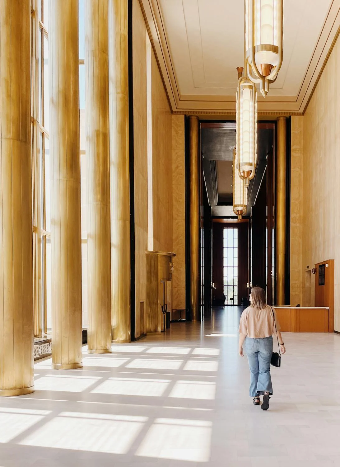 Une femme entrant dans un hall d'entrée | Source : Pexels