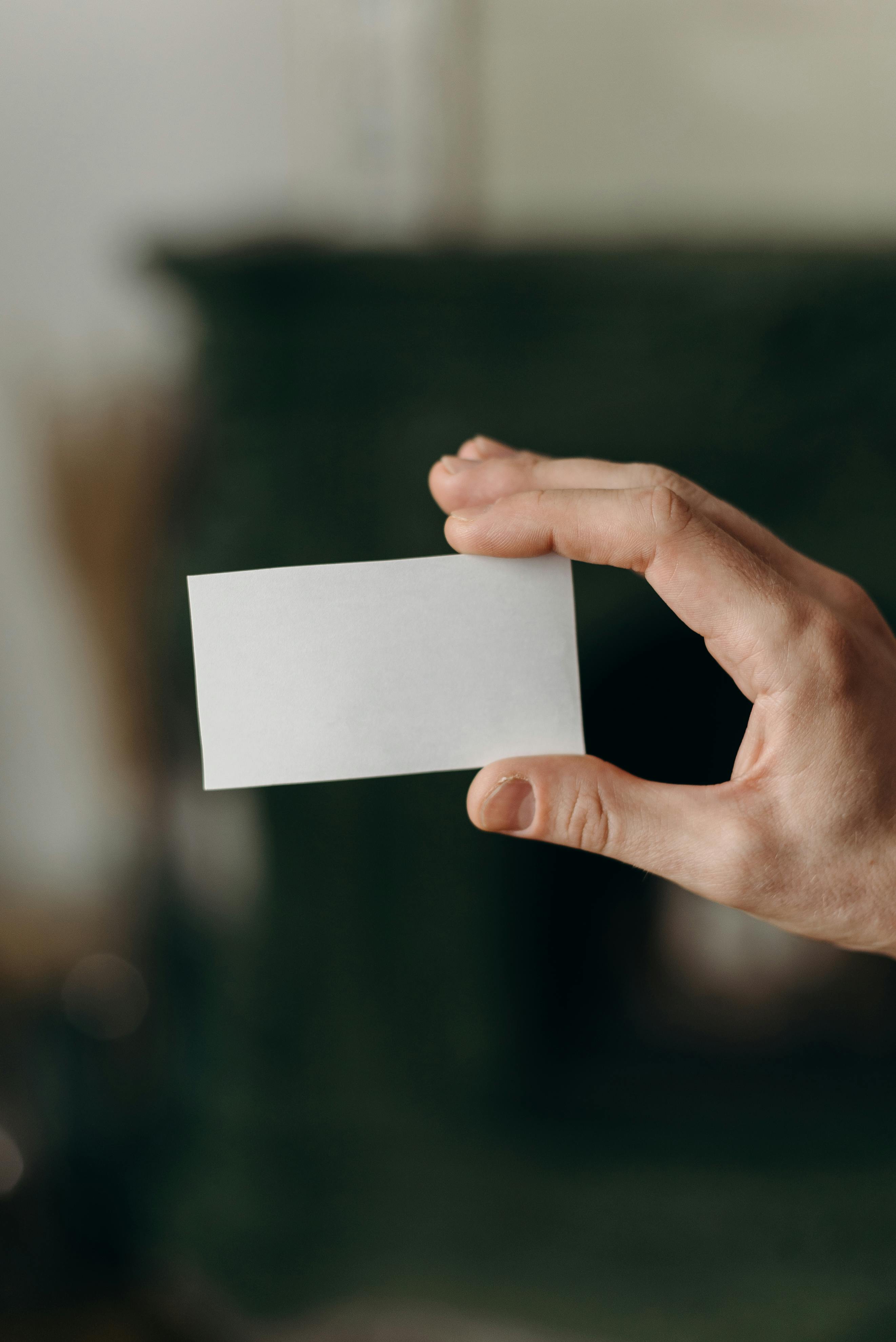 Un homme tenant un morceau de papier | Source : Pexels