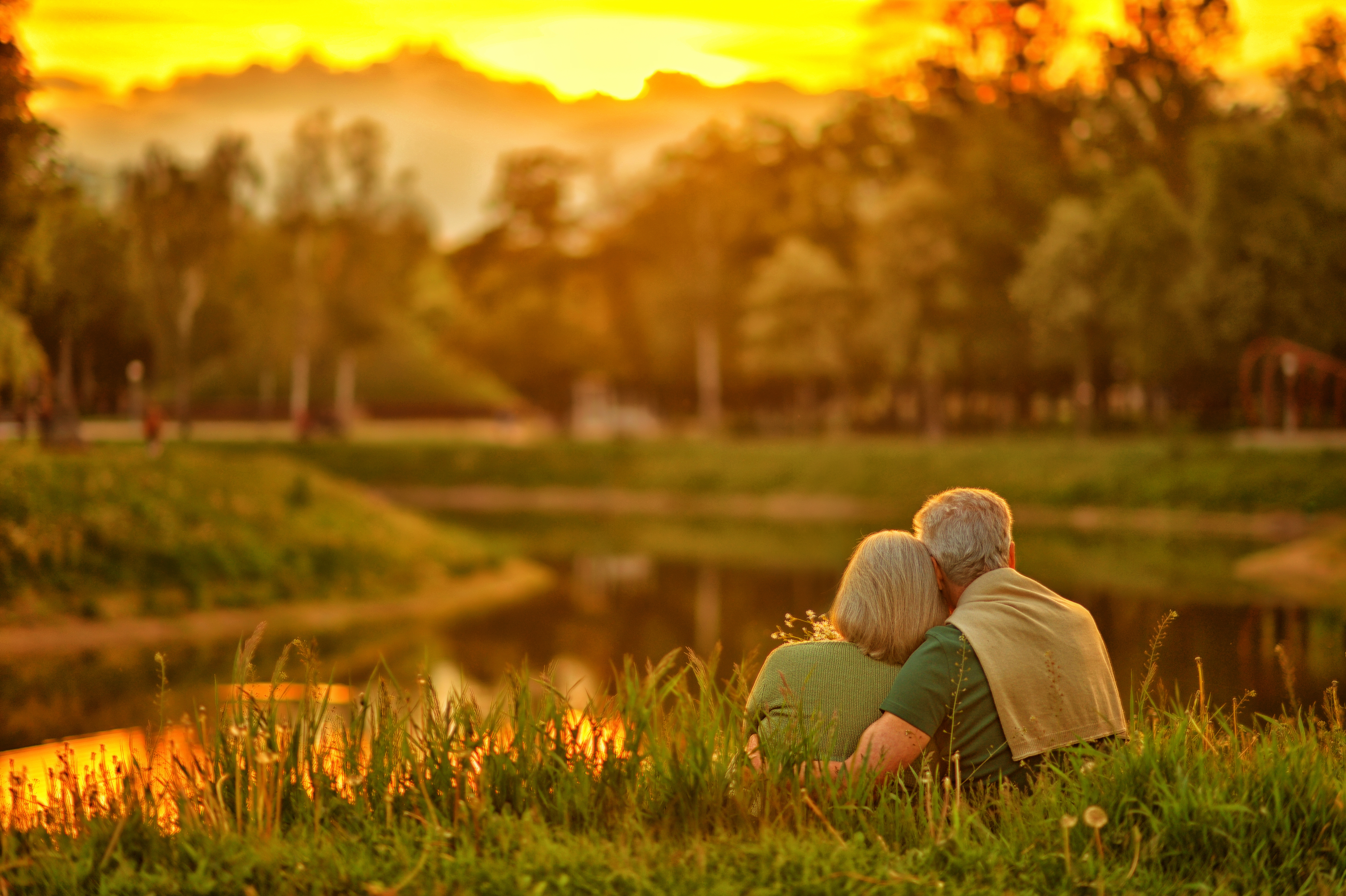 Un couple de personnes âgées dans un parc | Source : Shutterstock