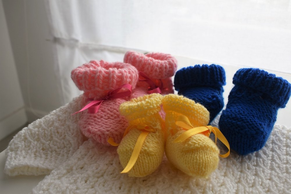 Trois paires de chaussettes tricotés pour des triplés. Photo : Shutterstock