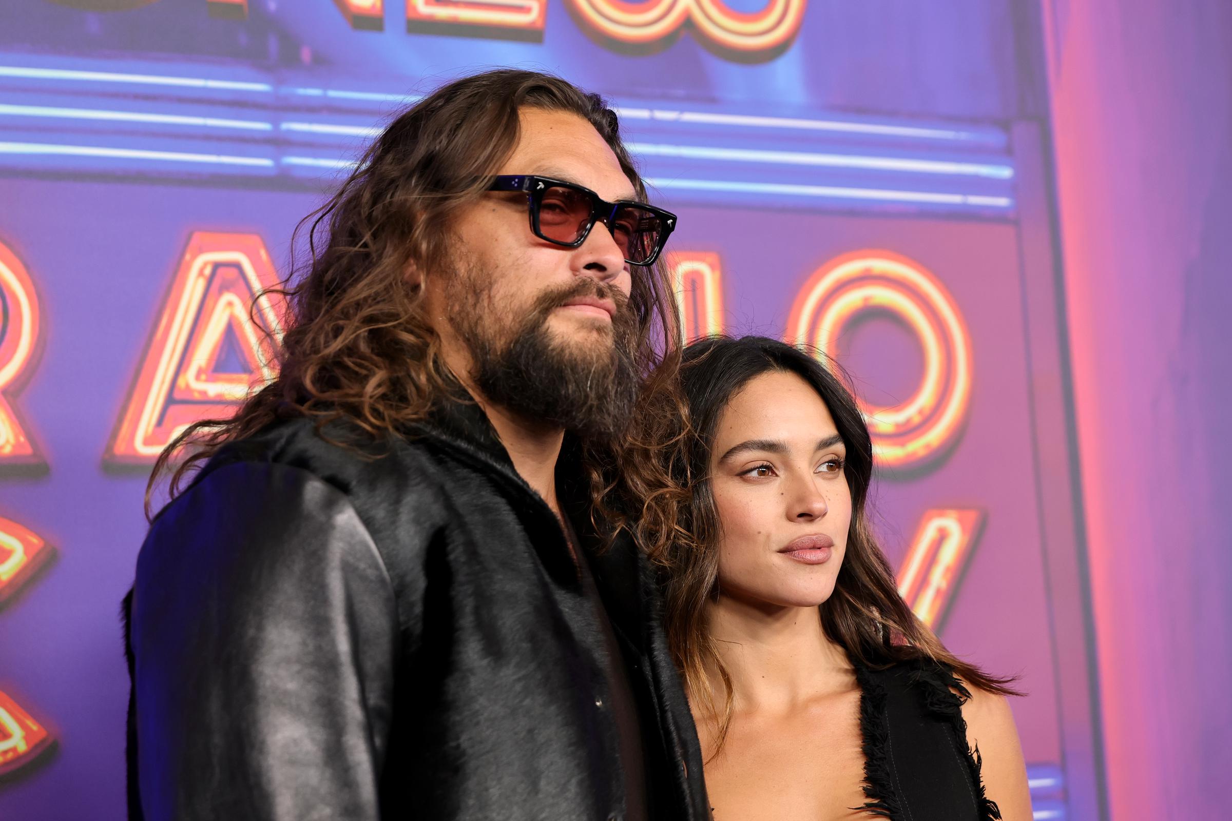 Jason Momoa et Adria Arjona. | Source : Getty Images