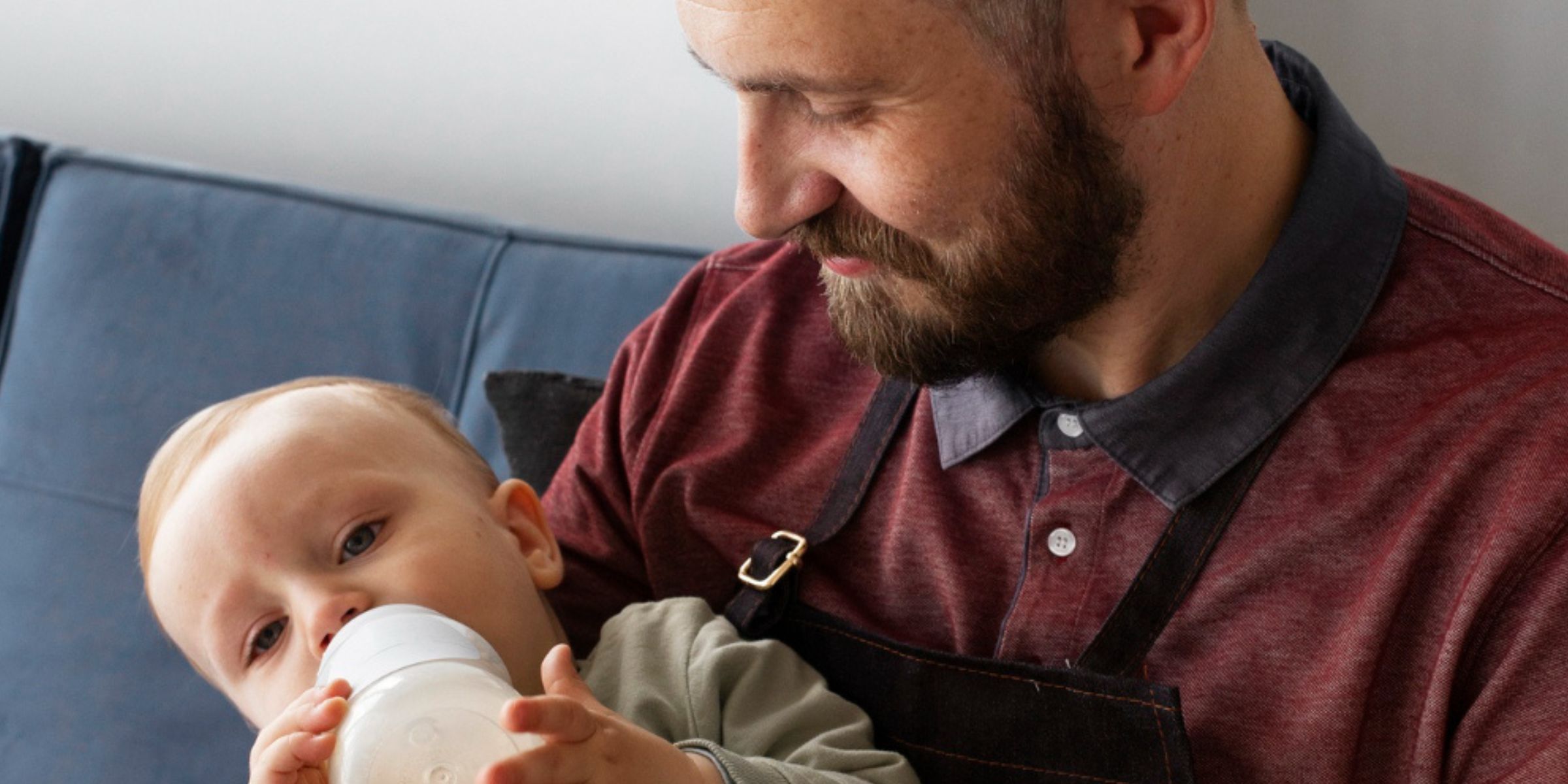 Un homme donne à manger à un bébé | Source : Freepik