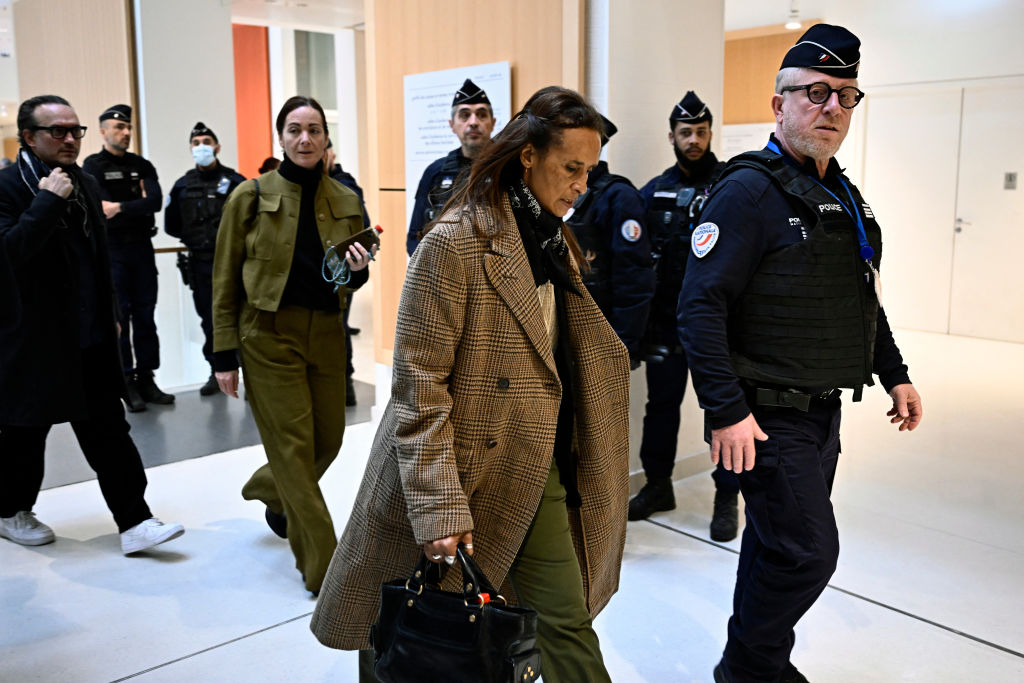 L'ex-compagne de Depardieu, Karine Silla (au centre), et son mari, l'acteur français Vincent Perez (au centre), arrivent à l'ouverture du procès de l'acteur français Gérard Depardieu | Source : Getty Images