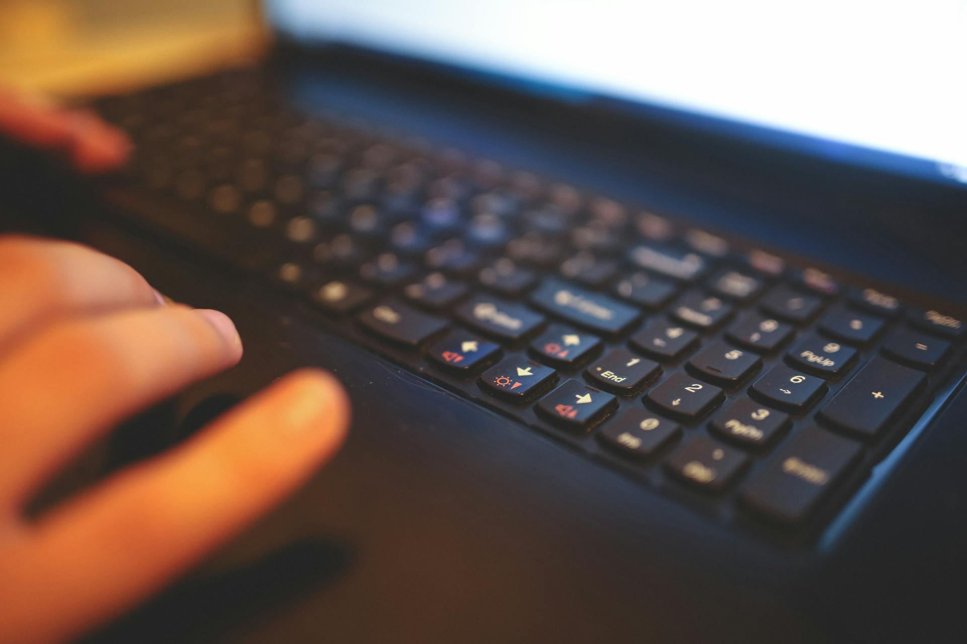 Gros plan sur un clavier d'ordinateur portable | Source : Pexels