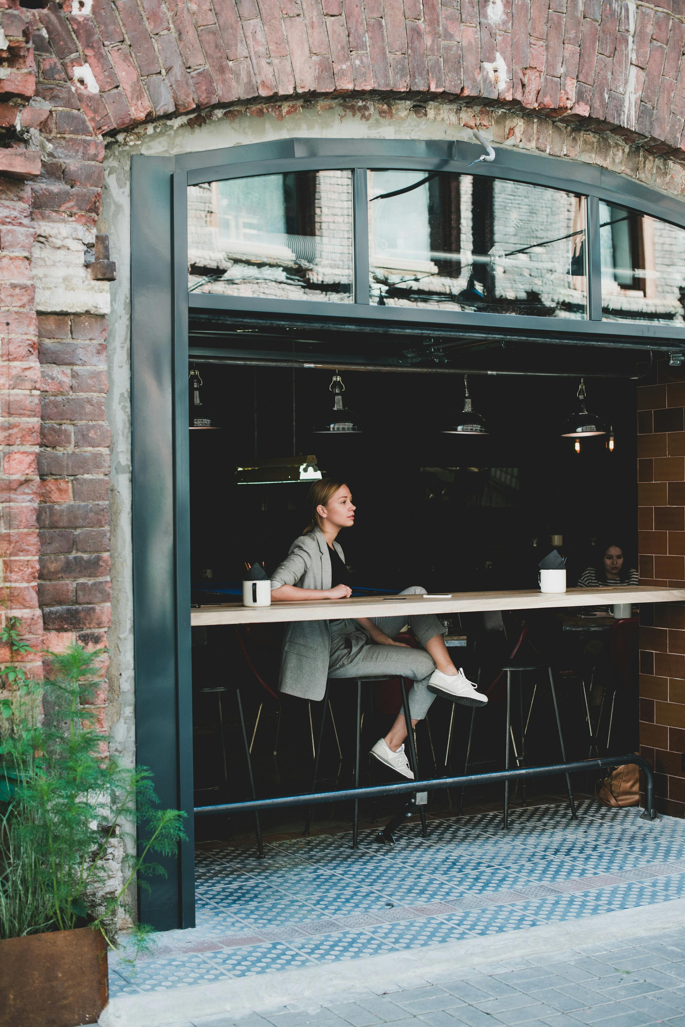 Julia réfléchit à un avenir heureux alors qu'elle s'installe dans la nouvelle entreprise | Source : Pexels