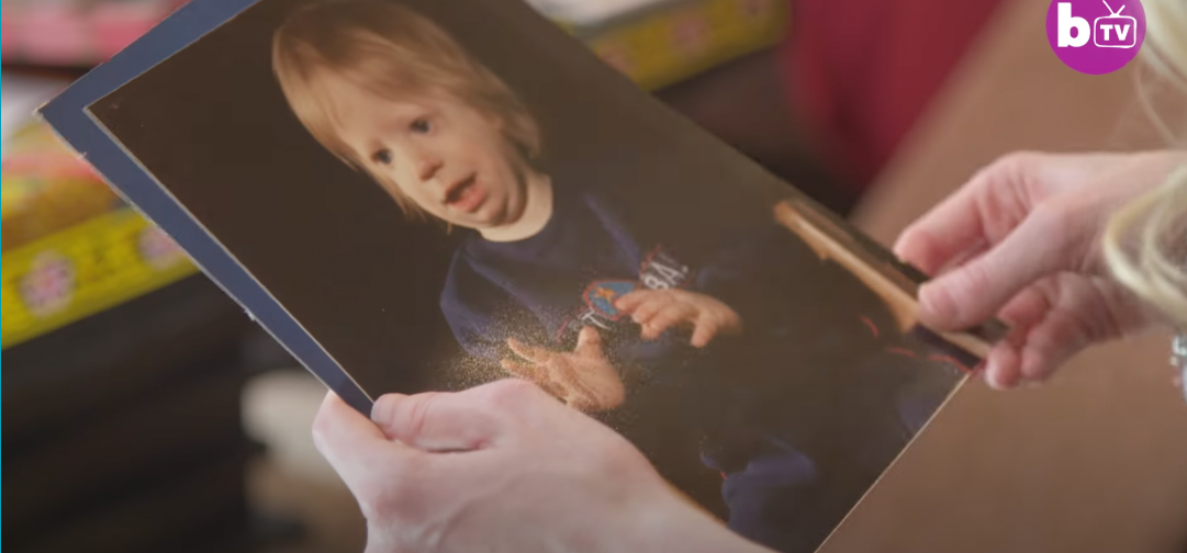 Capture d'écran de Cynthia Murphy bébé, tirée d'une vidéo YouTube où elle parle de sa vie avec sa maladie, postée le 19 décembre 2017 | Source : YouTube.com/truly