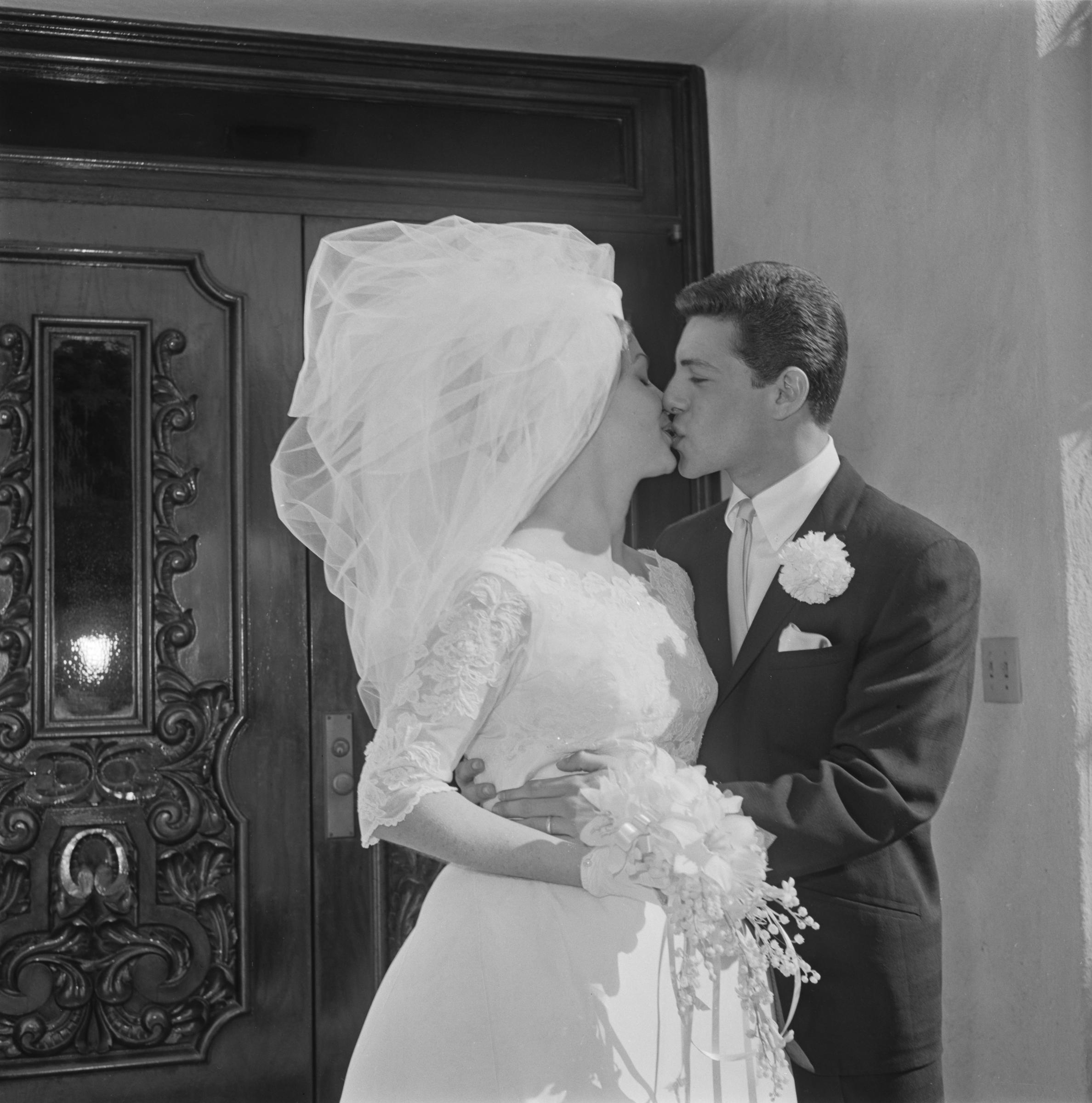 Kathryn Diebel et Frankie Avalon photographiés après leur mariage, le 19 janvier 1963, à North Hollywood, en Californie. | Source : Getty Images