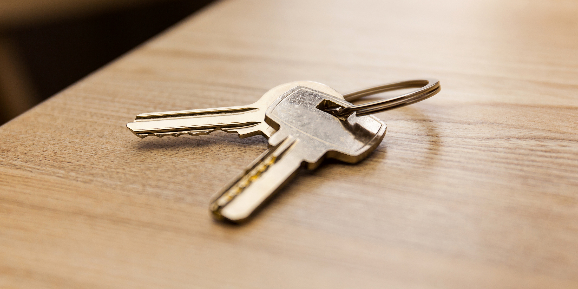 Un trousseau de clés de maison sur une surface en bois | Source : Shutterstock