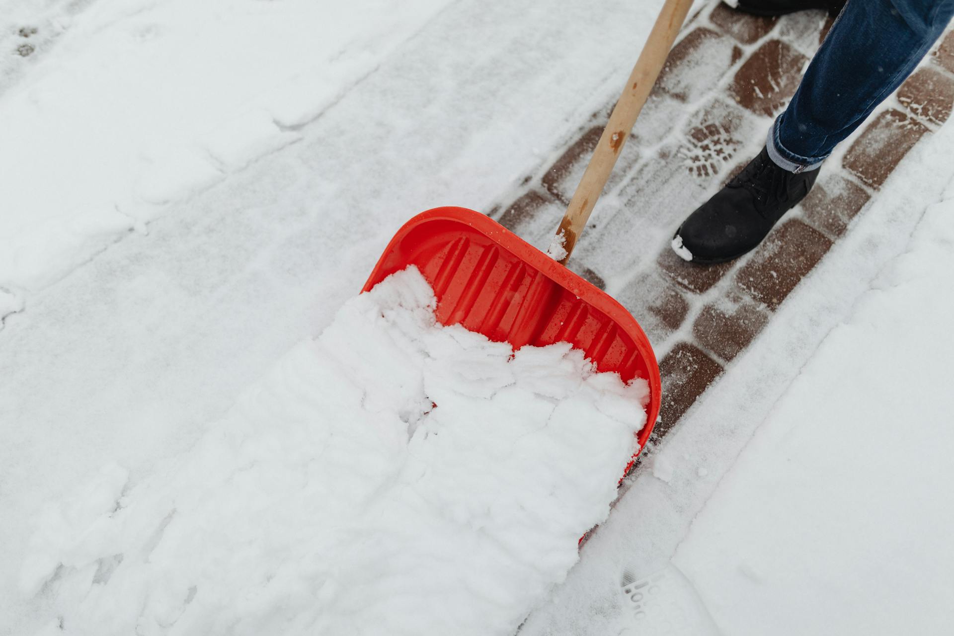 Une personne en train de pelleter de la neige | Source : Pexels