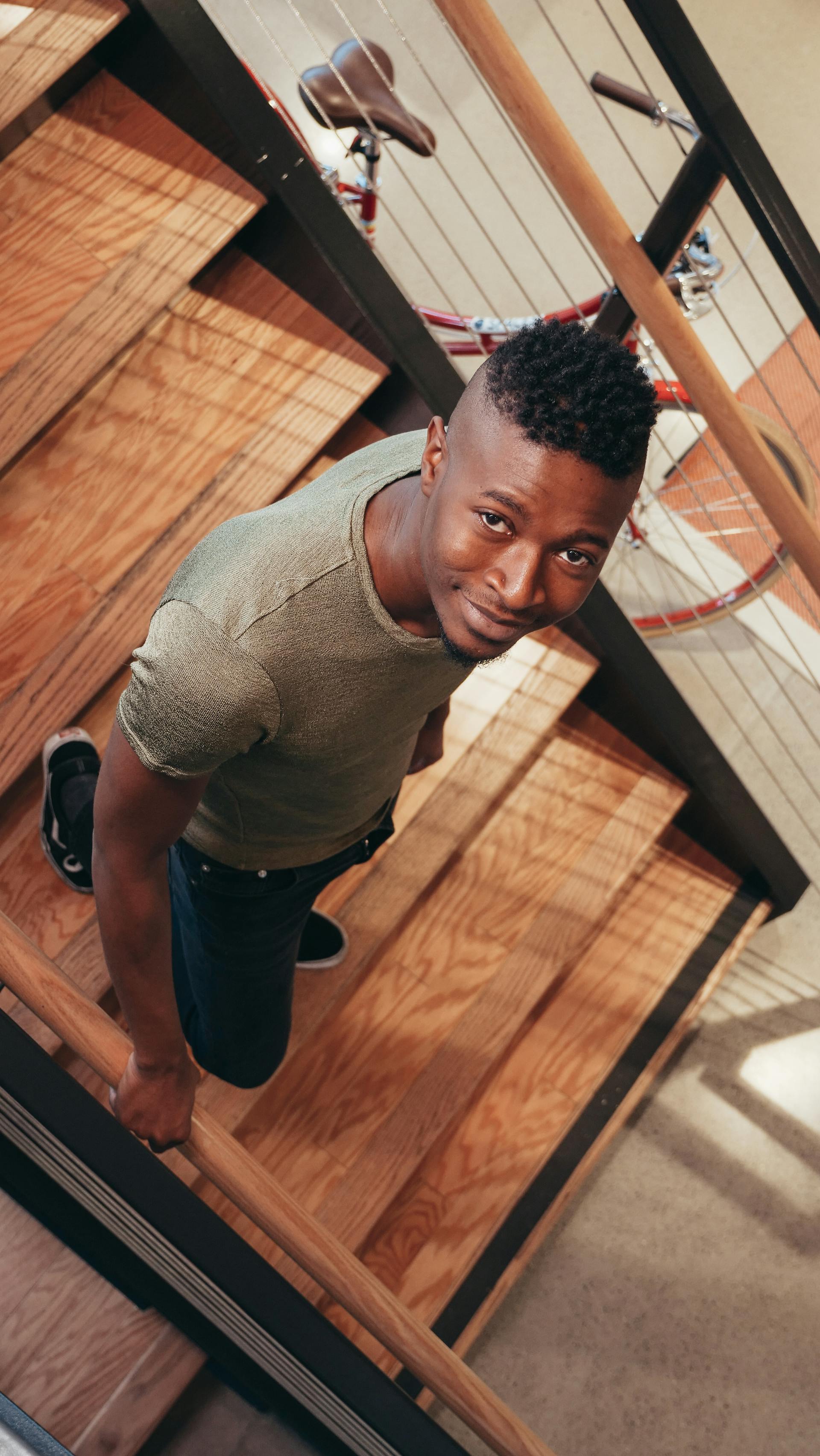 Un homme heureux qui descend les escaliers | Source : Pexels