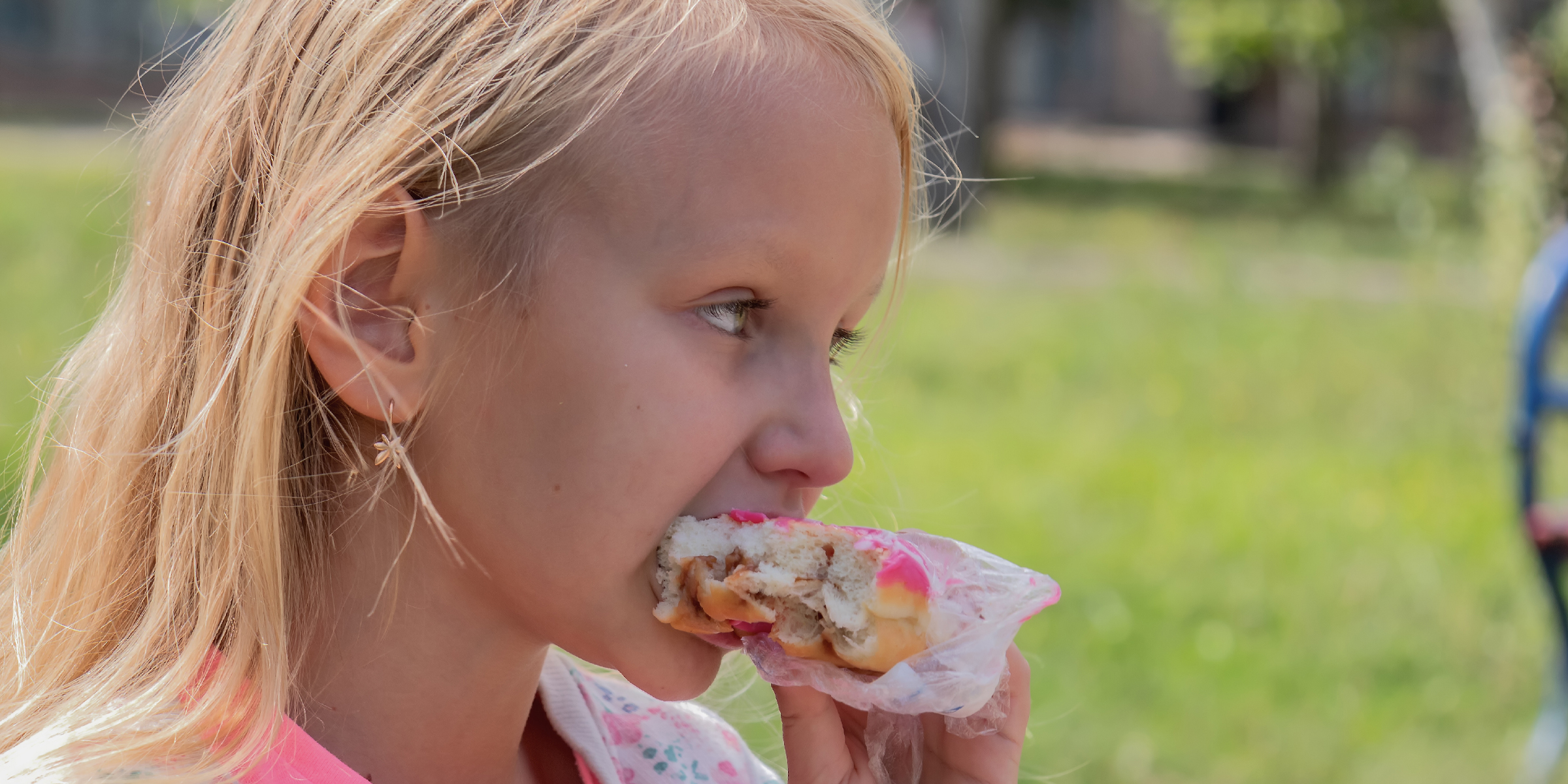 Une petite fille qui mange un beignet | Source : Shutterstock