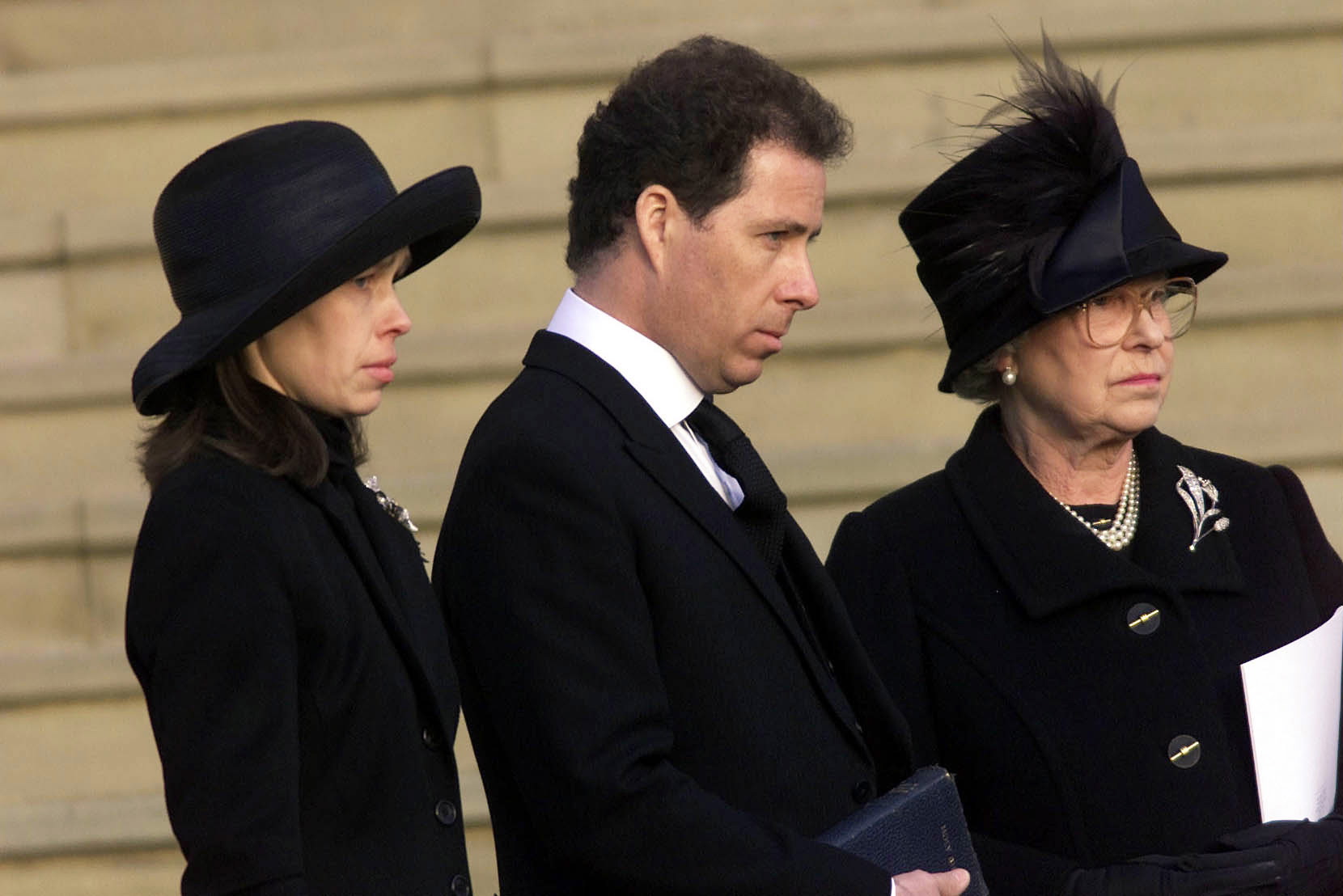 Lady Sarah Chatto, David Armstrong-Jones Linley et la reine Élisabeth II lors des funérailles de la princesse Margaret à la chapelle Saint-Georges le 15 février 2002 au château de Windsor, au Royaume-Uni. | Source : Getty Images
