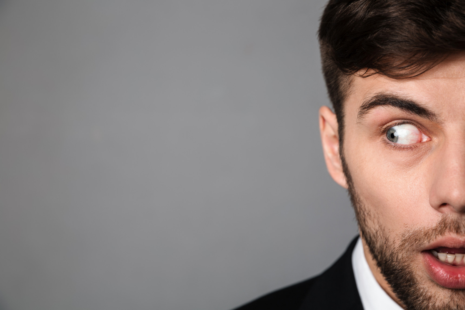 Un homme choqué | Source : Freepik