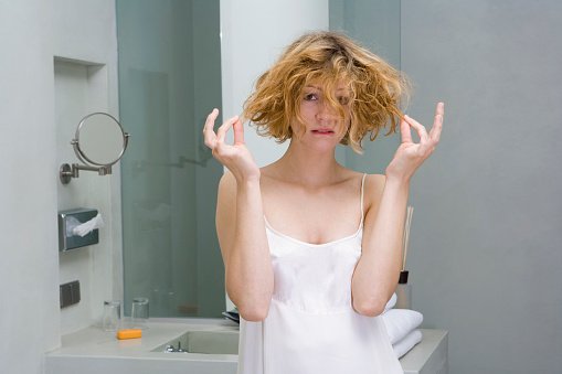 Une femme dans une salle de bain. | Photo : Getty Images