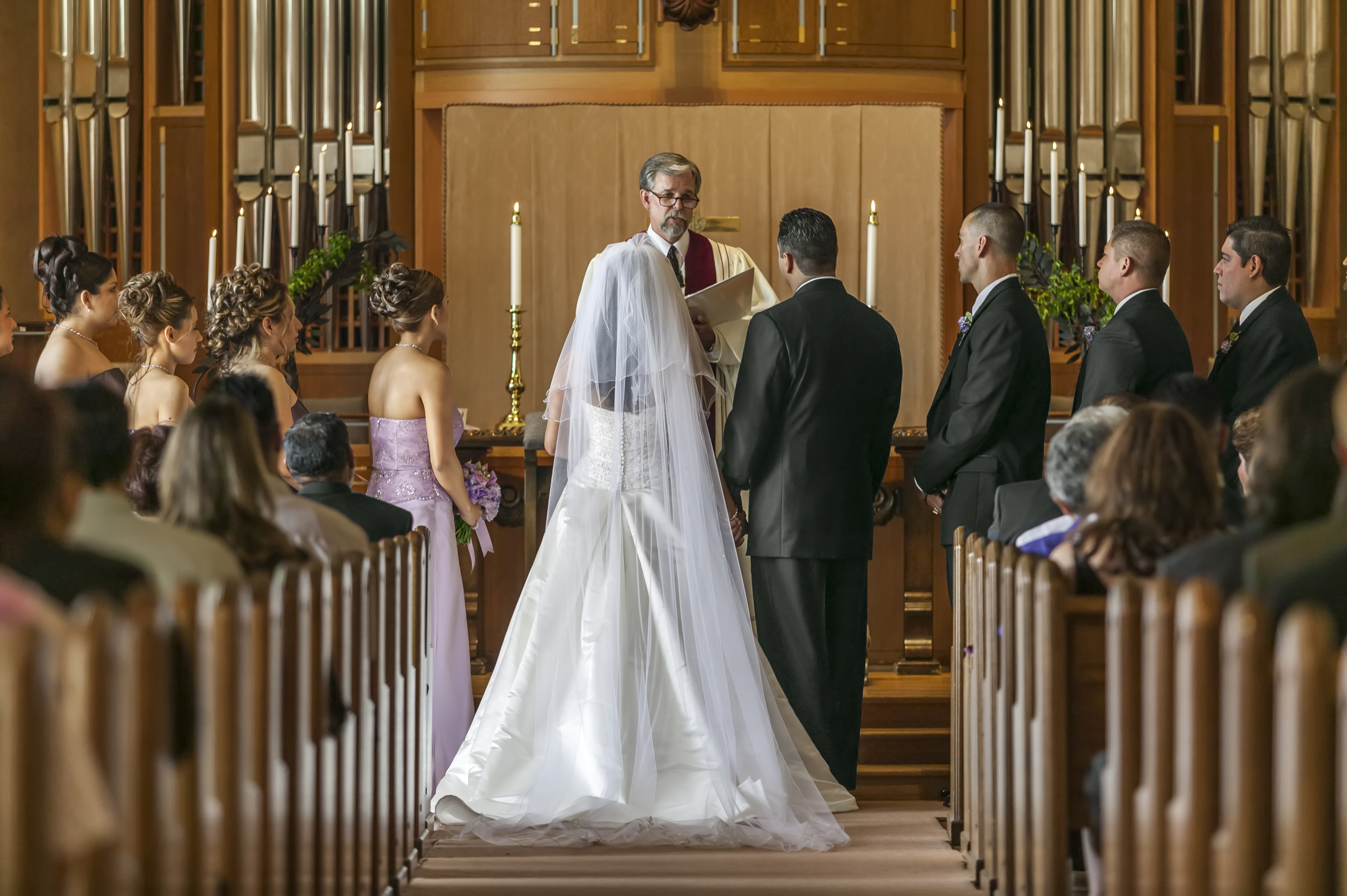Une mariée et un marié debout devant l'autel | Source : Getty Images