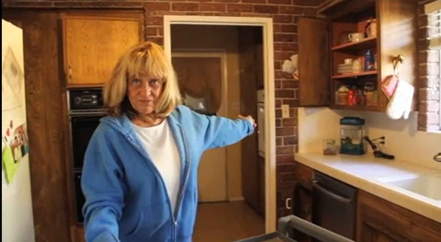 Capture d'écran de l'actrice faisant visiter son lieu de travail lors d'une interview. | Source : Vimeo/daveshelton