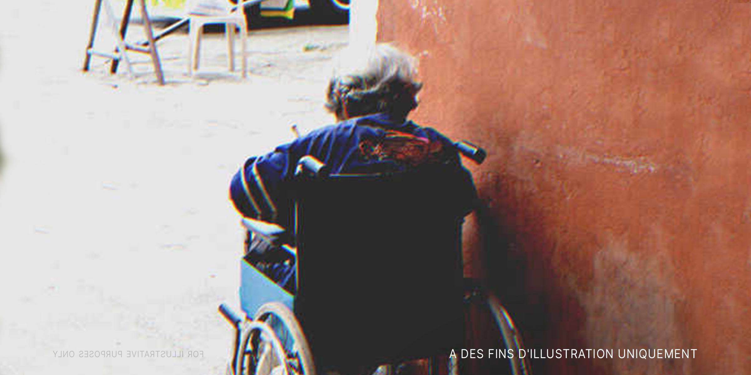 Une femme âgée en fauteuil roulant | Source : Shutterstock