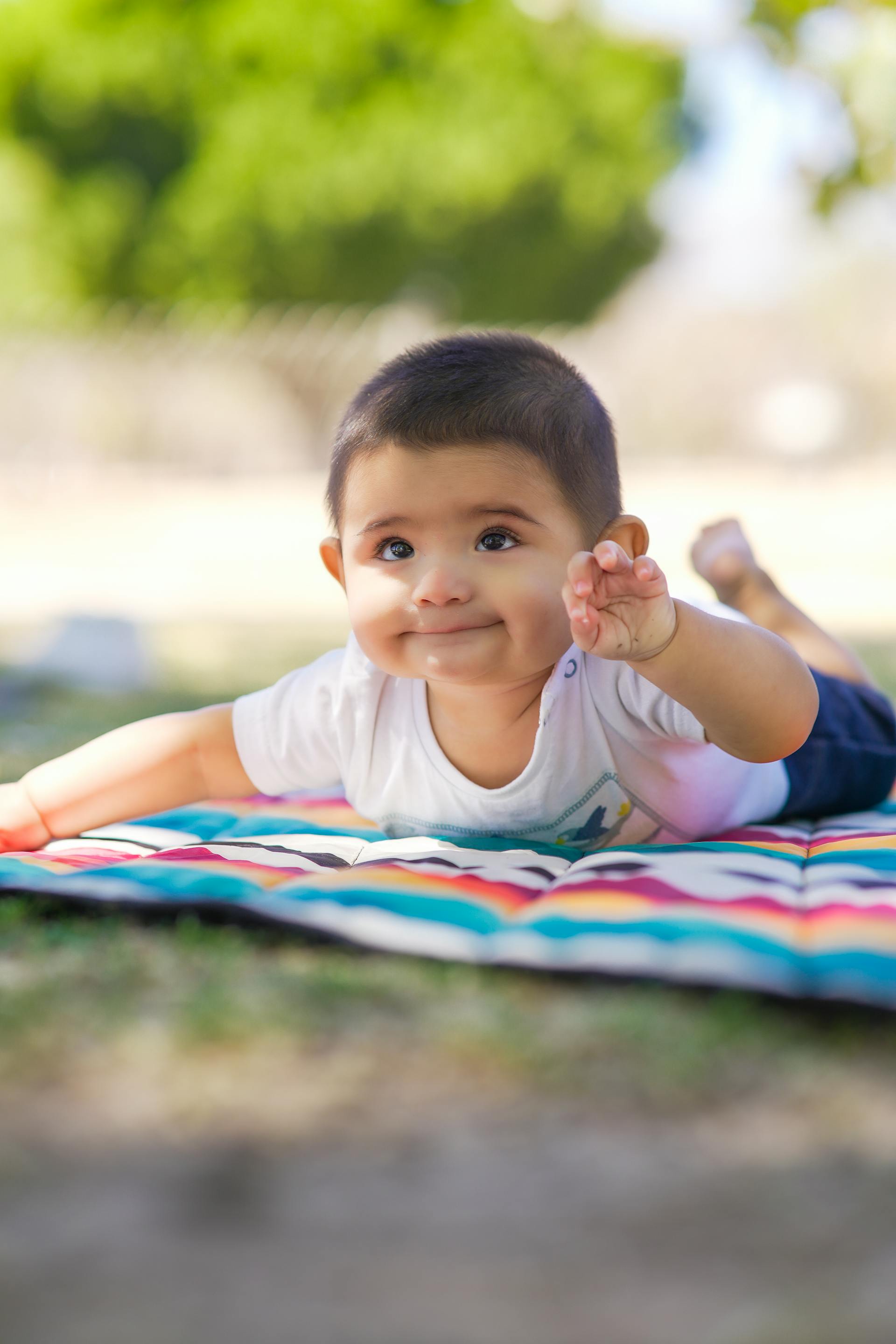 Un mignon bébé allongé sur une couverture | Source : Pexels