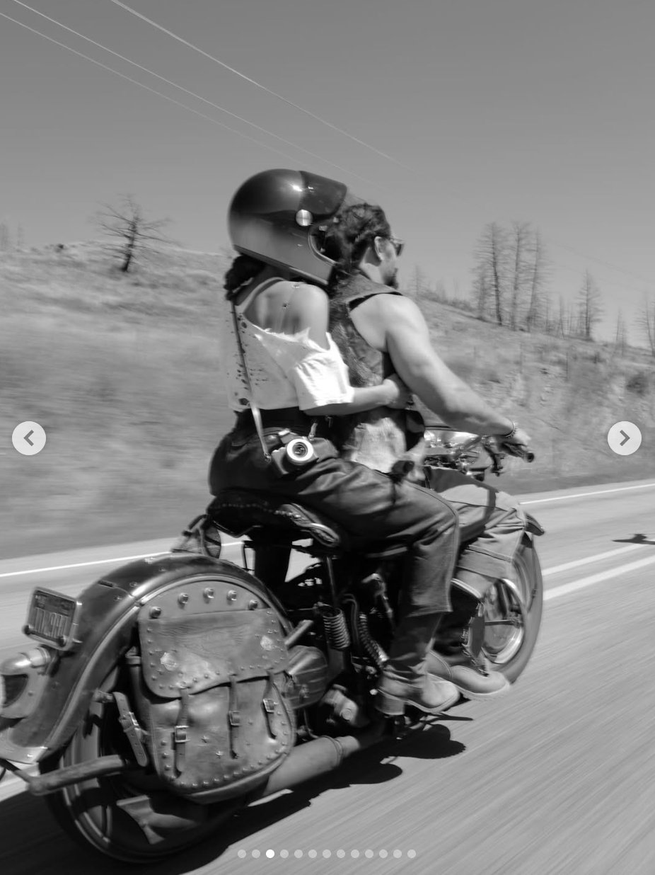 Adria Arjona est assise derrière Jason Momoa alors qu'il conduit une moto, sur une photo datée du 1er août 2025 | Source : Instagram/adriaarjona