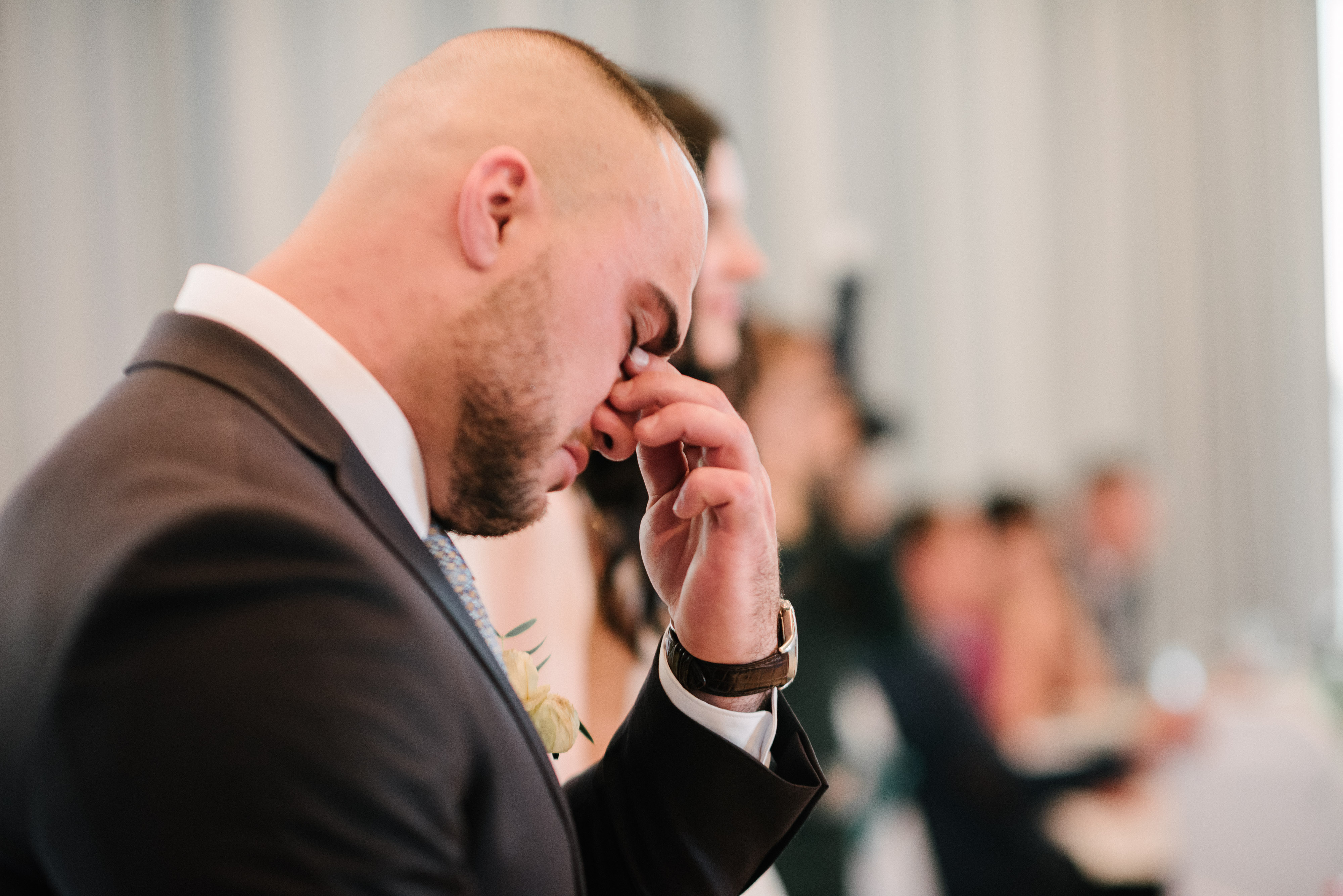 Um homem chorando em seu casamento |  Fonte: Shutterstock