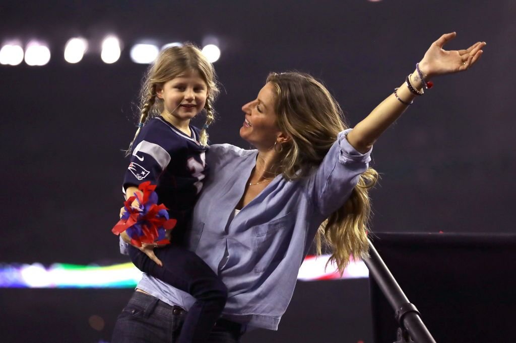 Gisele Bundchen célèbre avec sa fille Vivian Brady la victoire des New England Patriots sur les Atlanta Falcons lors du Super Bowl 51 au NRG Stadium |  photo : Getty Images 