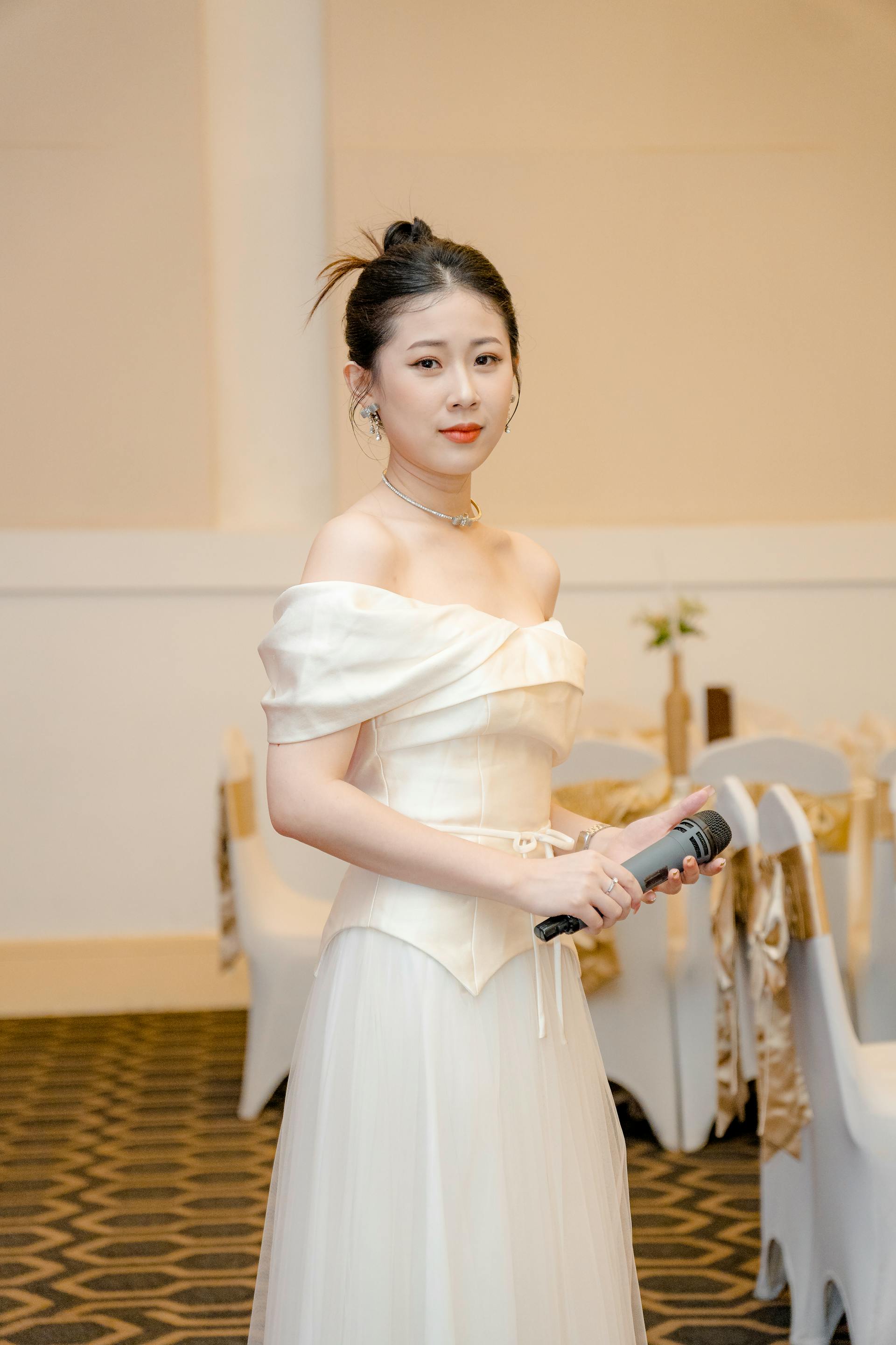 Une mariée s'apprête à s'adresser à la foule | Source : Getty Images