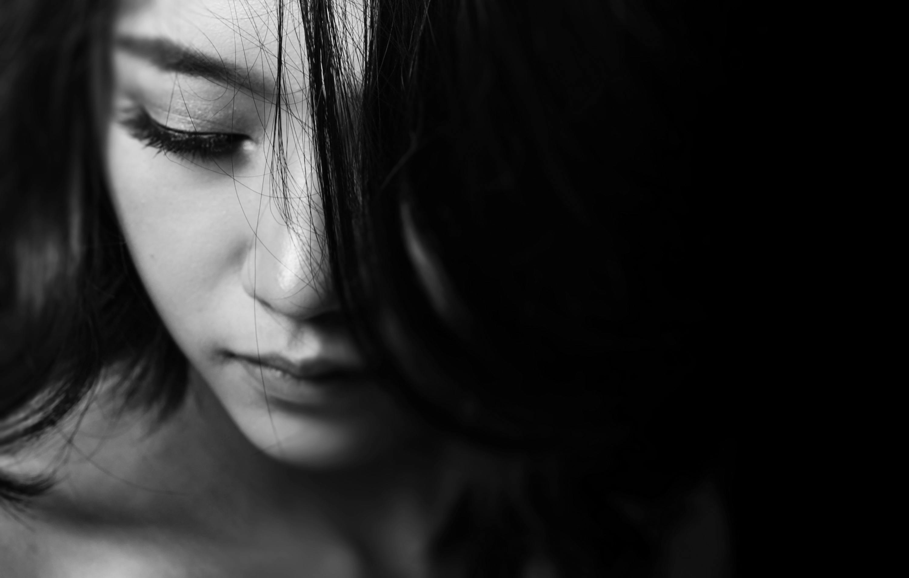 Prise de vue en noir et blanc d'une femme triste | Source : Pexels