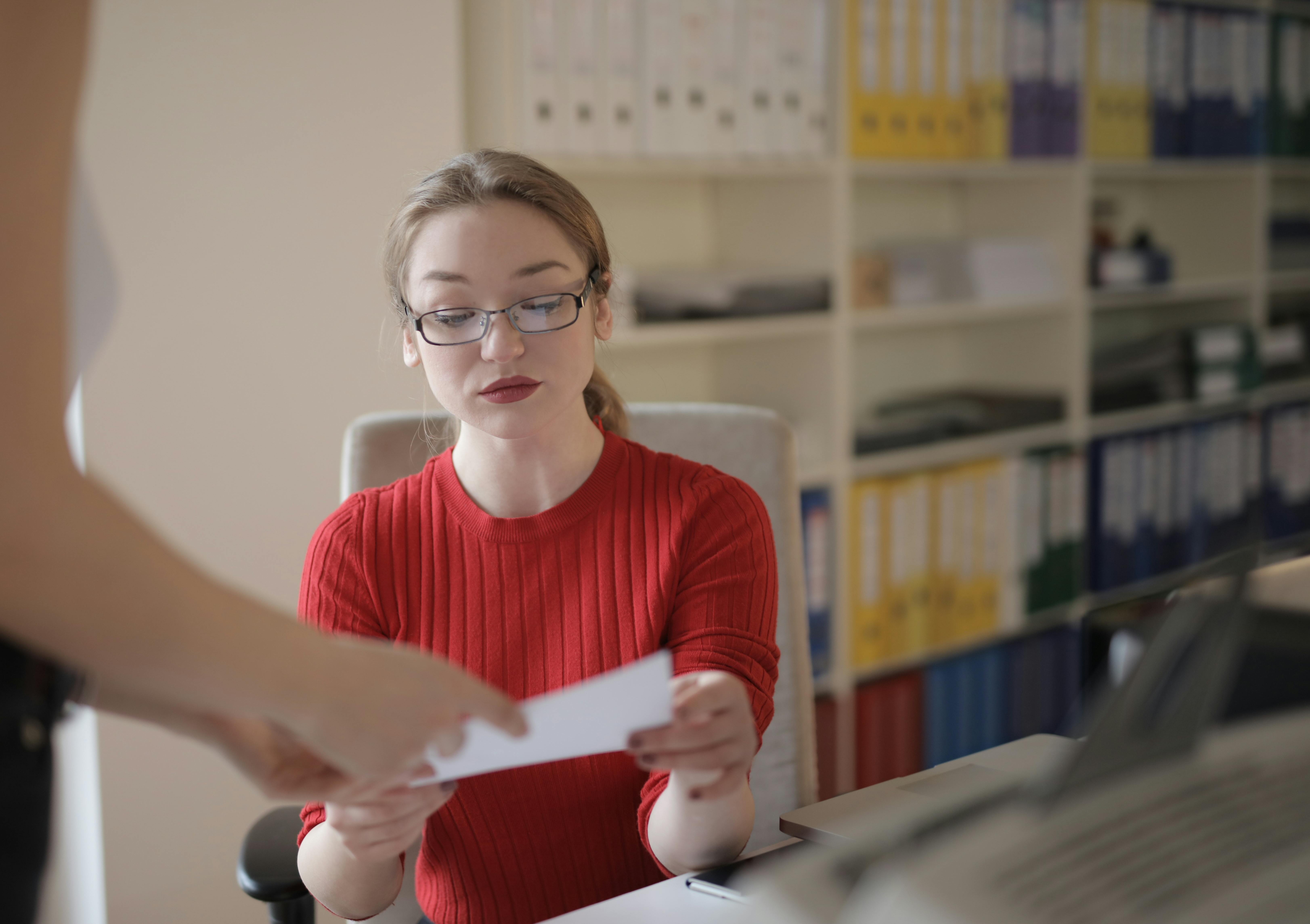 Jeune femme dans la bibliothèque | Source : Pexels