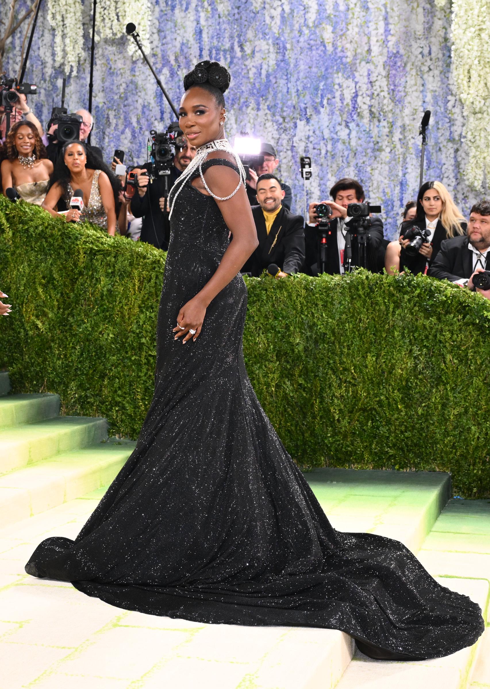 Venus Williams sur les marches du Met Gala dans un look de soirée élégant | Source : Getty Images
