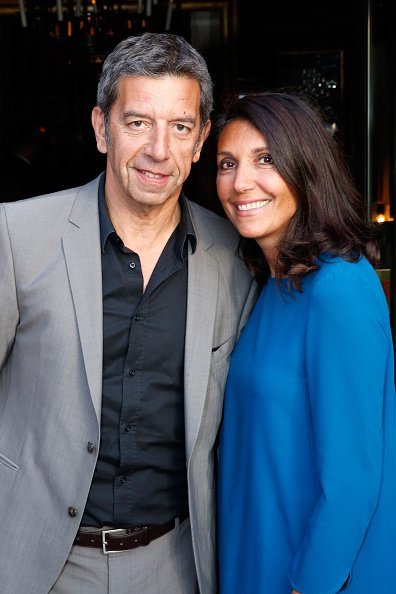 Michel Cymes et son épouse Nathalie assistent au dîner du "Trophée des légendes" à Paris, France. | Photo : Getty Images