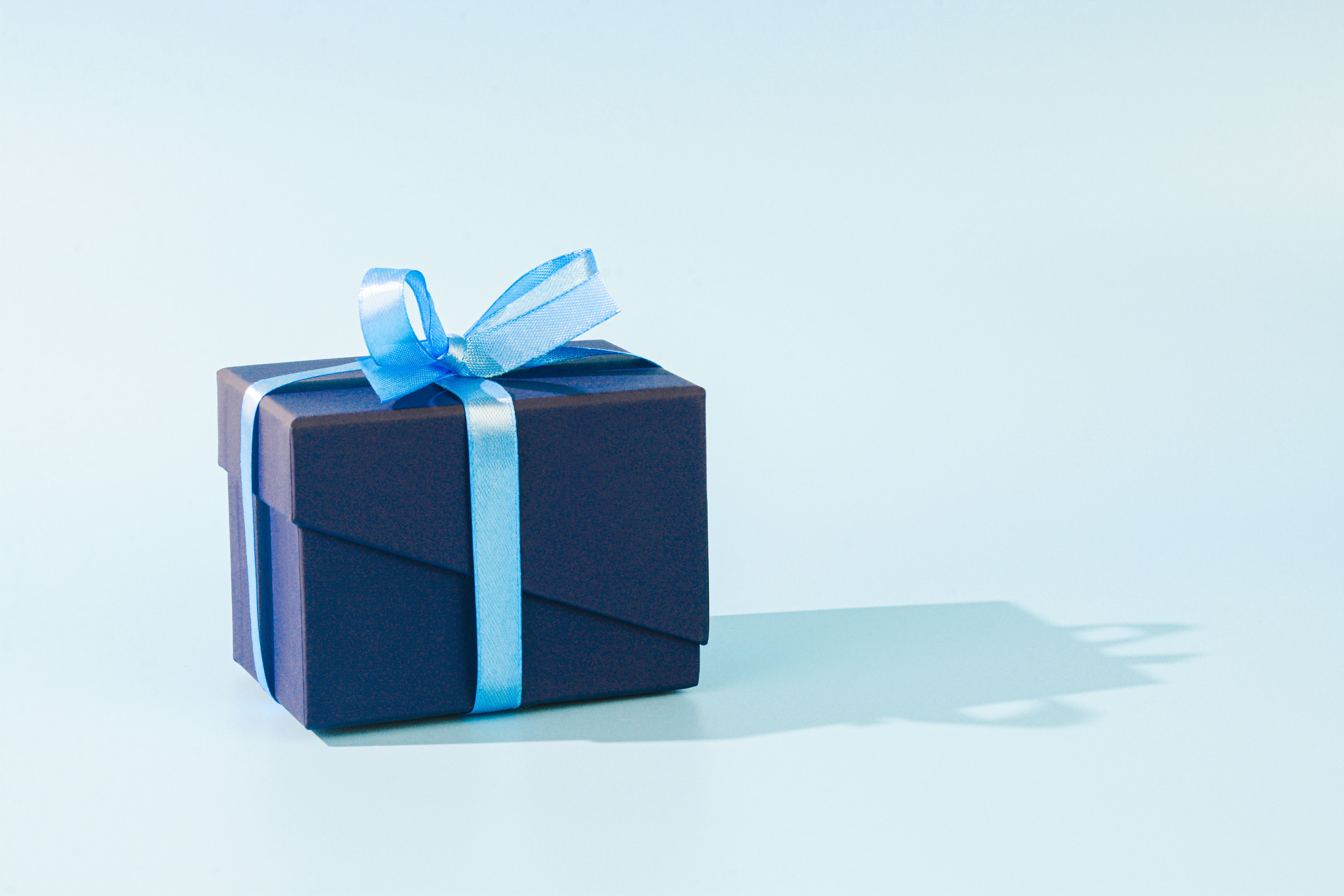 Un paquet cadeau bleu | Source : Getty Images