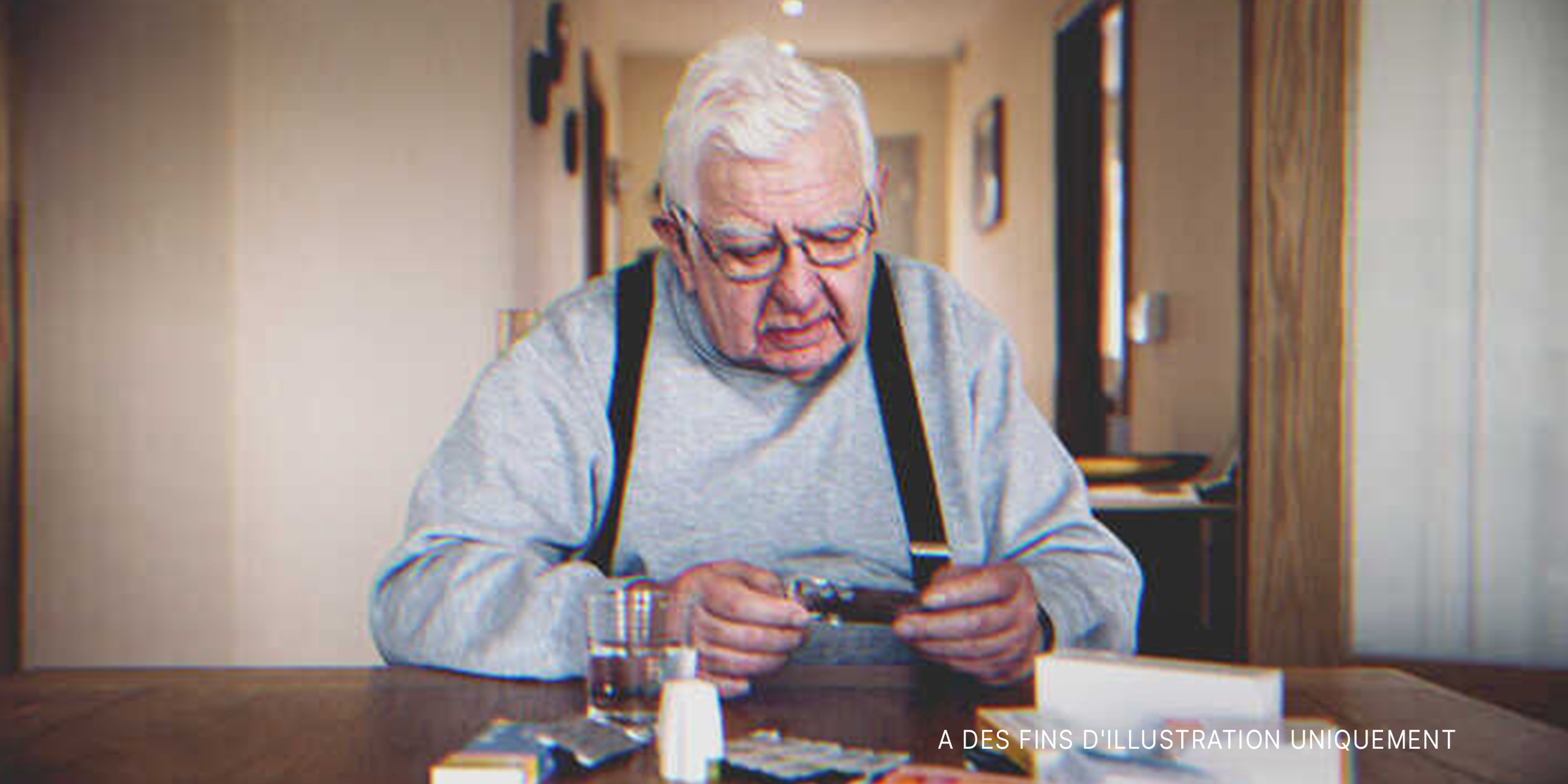 Homme âgé regardant ses médicaments | Source : Getty Images